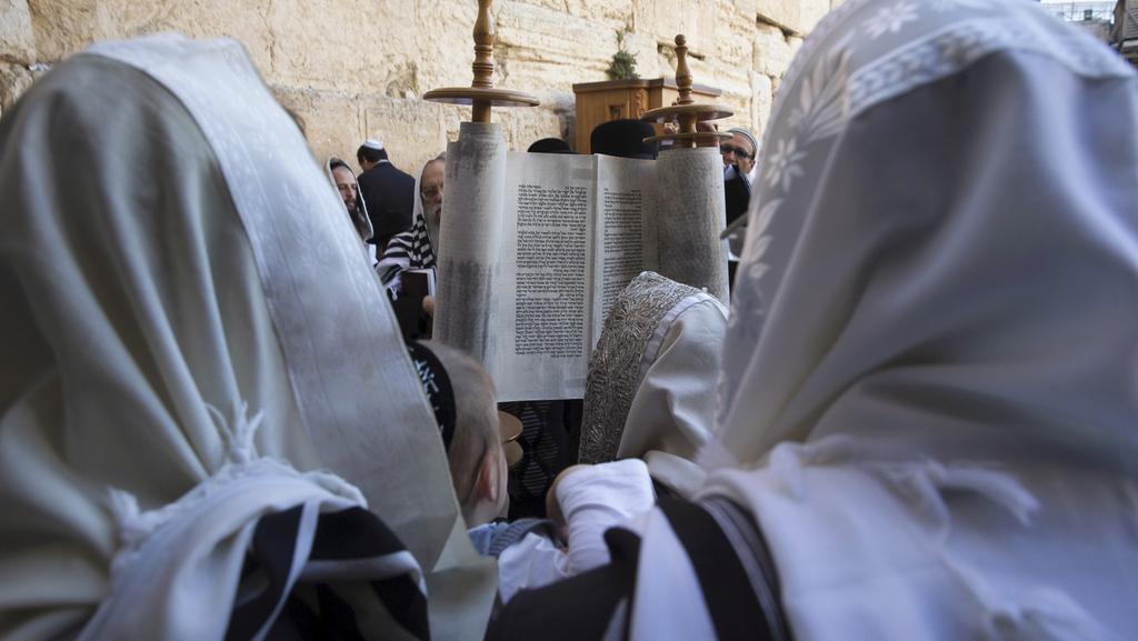 المخطوطة السامرية للتوراة ما زالت مفقودة.. عرفات تفاوض لإرجاعها، وإسرائيلي حاول شراءها، والعصابة تبيع بالصفحة!