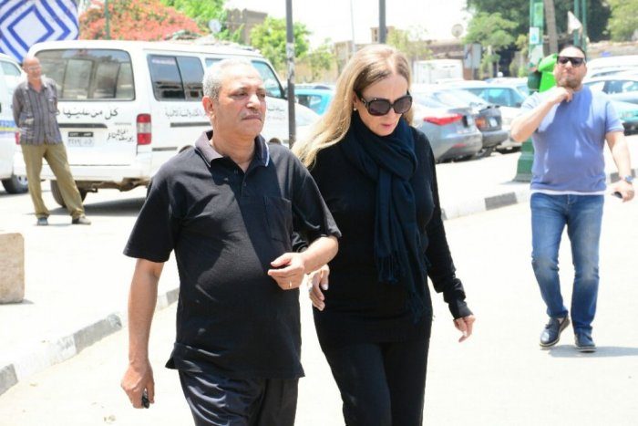لحظة وصول النجمة نجلاء فتحي إلى مجمّع السيدة نفيسة