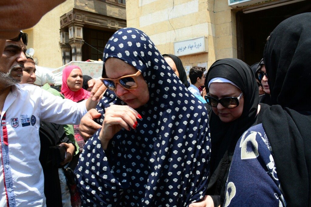 يُسرا بعد خروجها من المسجد
