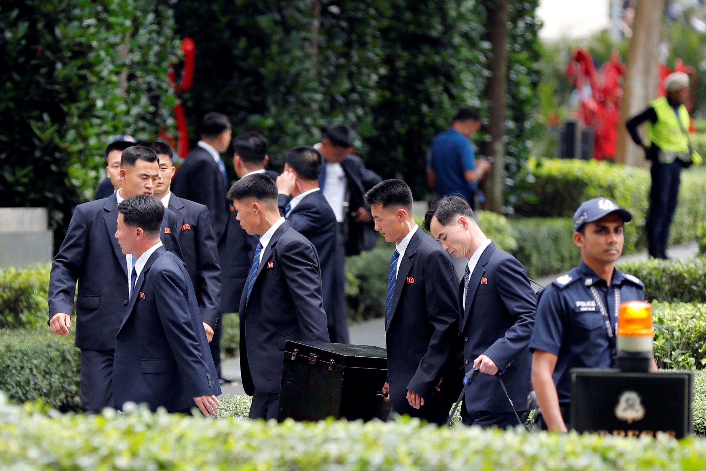 الزعيم الكوري حمل معه كل احتياجاته الخاصة إلى سنغافورة ومن ضمنها مرحاضه الخاص، والمفاجأة أنه يحتفظ بفضلاته ليعود بها!