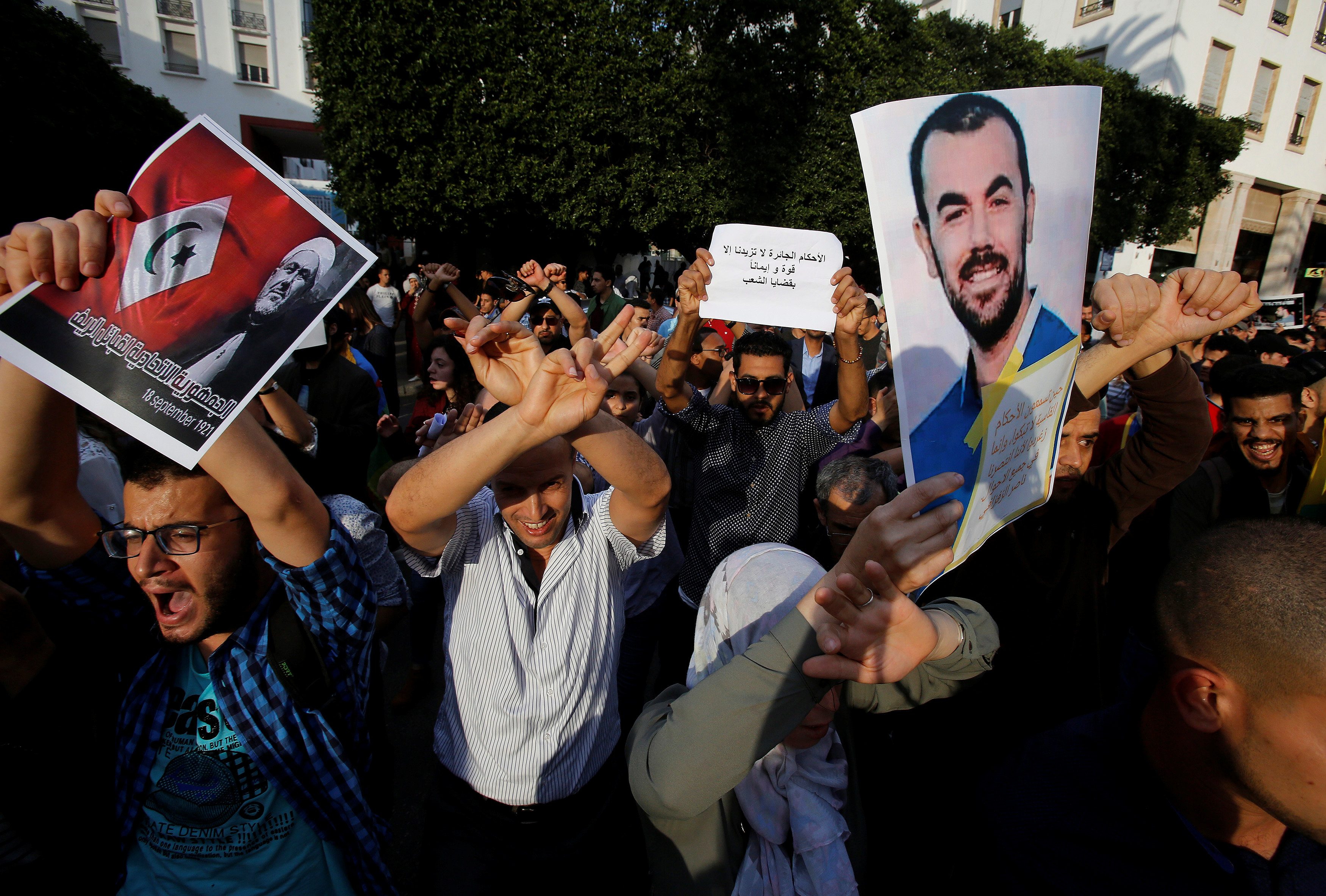 بعد أن عبَّروا عن غضبهم من الأحكام “الثقيلة” في ملف “حراك الريف”.. المغاربة ينتظرون عفواً ملكياً لطيِّ القضية، فهل يُستجاب لهم؟