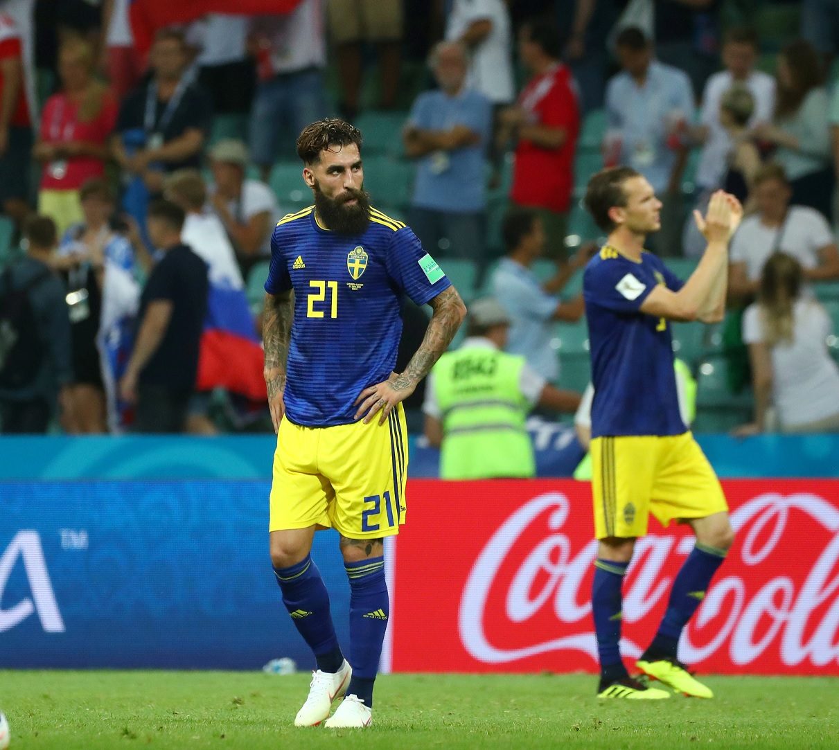 بعد أن وصفه “متعصبون” بـ”الشيطان” وهددوه هو وعائلته بالقتل.. سويديون يتظاهرون دعماً للاعب منتخبهم “دورماز”