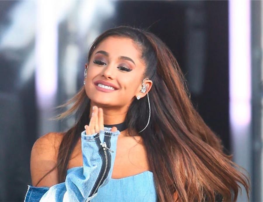 المغنية التي كانت تحيي حفلاً لحظة هجوم مانشستر الدموي تكشف لأول مرة ما تعانيه منذ عام