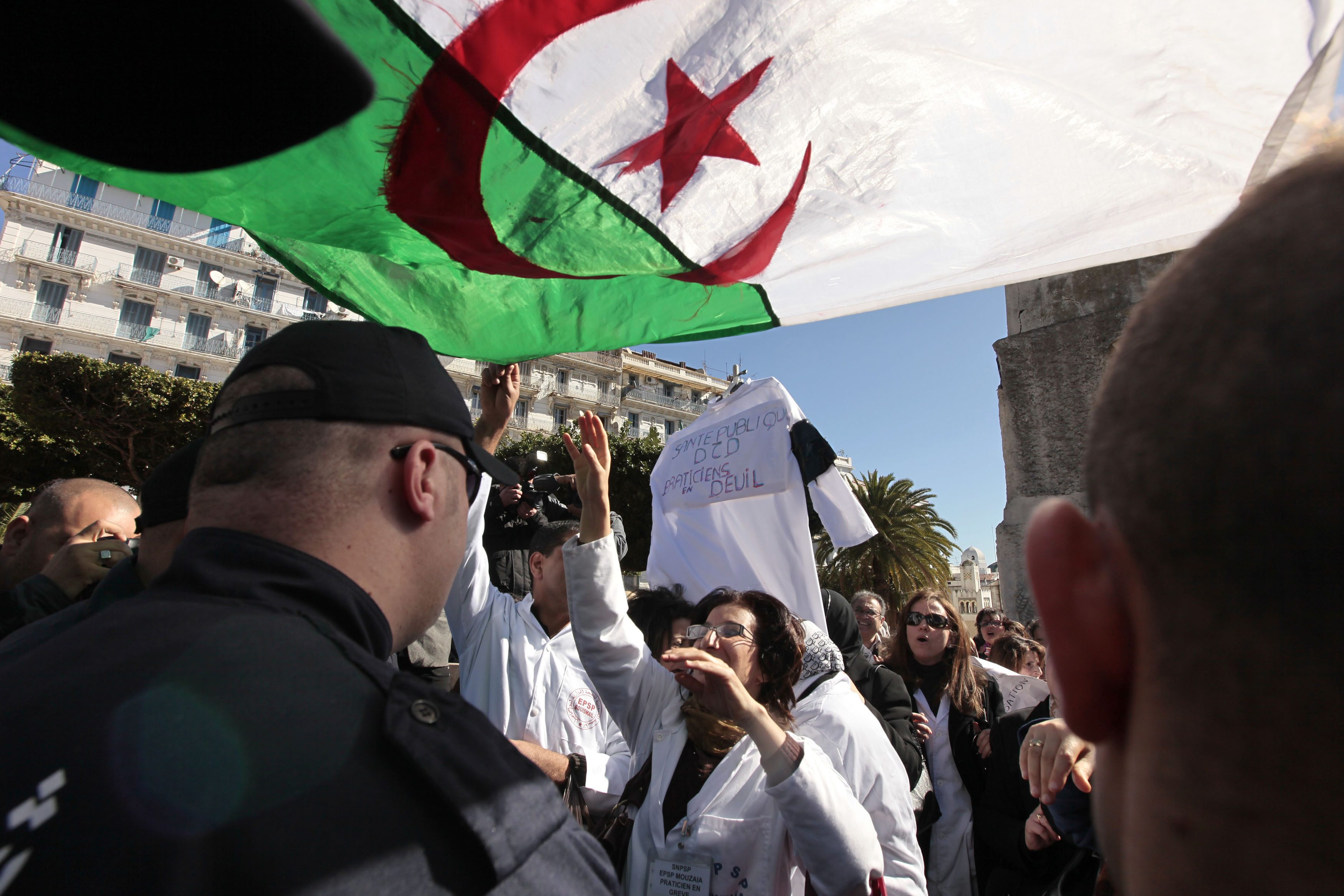 يخوضه 15 ألف جزائري ويطالبون بتحسين ظروف عملهم وإلغاء “الخدمة الإجبارية”.. حكاية أطول احتجاج عمالي في تاريخ البلاد