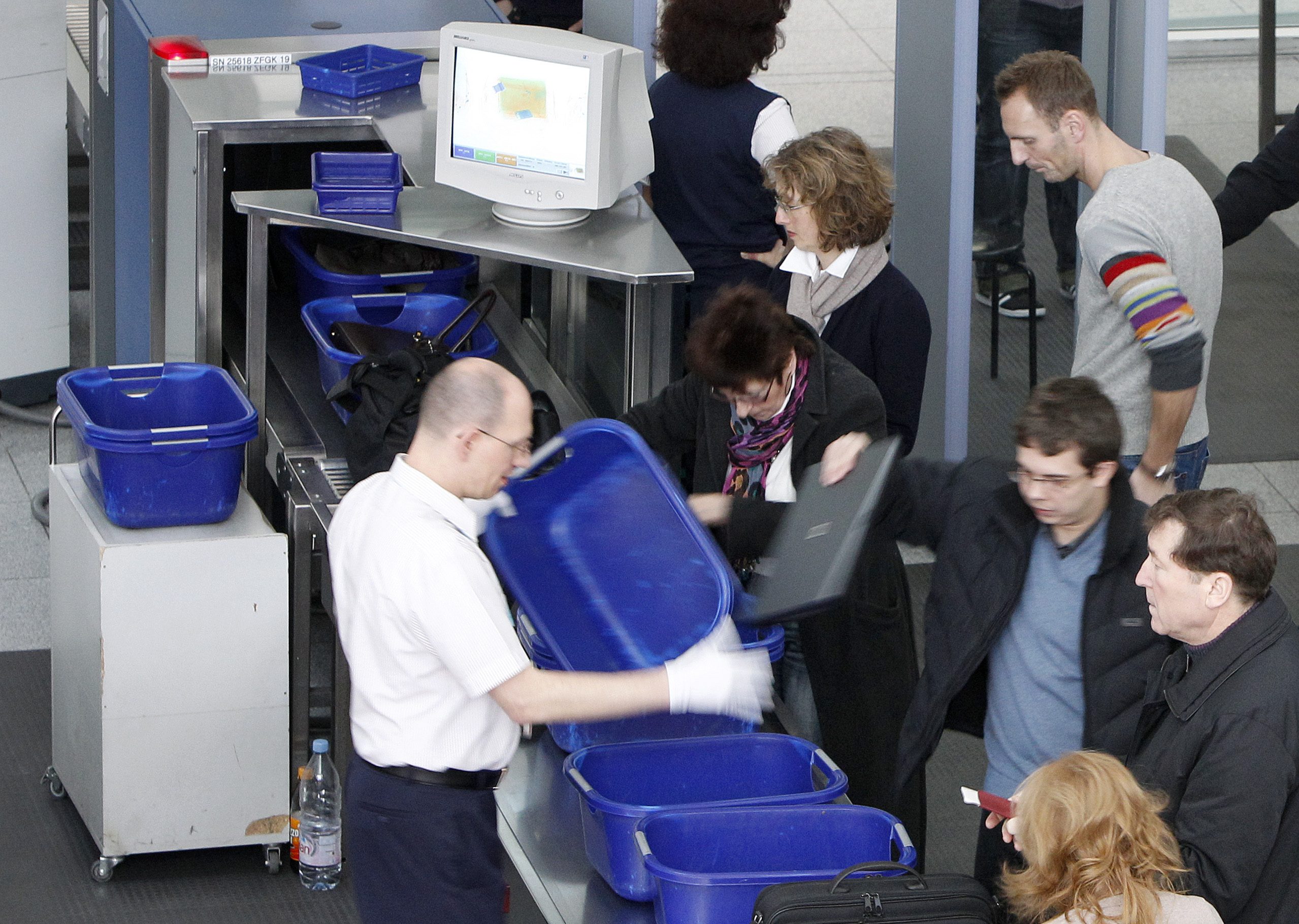 “ميكانيكي داعشي” كان وراء منع أجهزة الكمبيوتر من الطائرات ويُخطط لما هو “أفظع”.. تفاصيل القصة يرويها جاسوس بريطاني