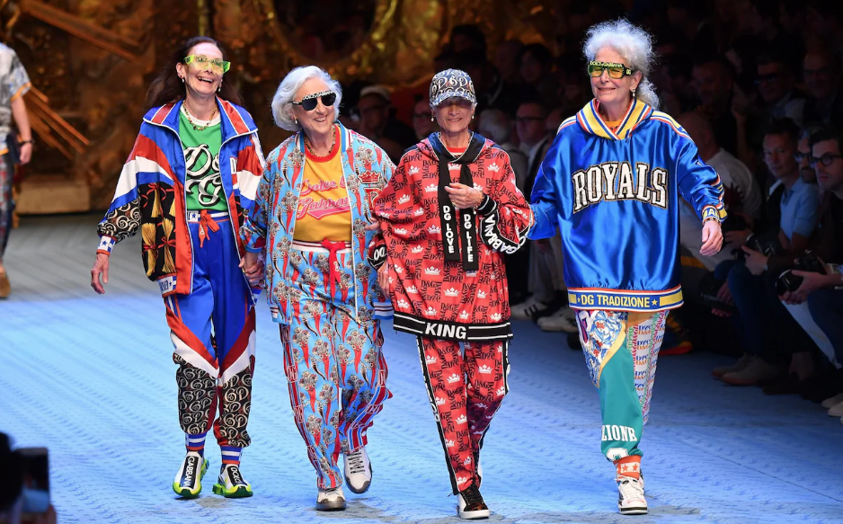 شارك في العرض: مؤثرون، أفراد من العائلات الأوروبية الأرستقراطية، عائلات مع أطفالها، وأشخاص عاديون من مختلف الطبقات الاجتماعية والأعراق والجنسيات