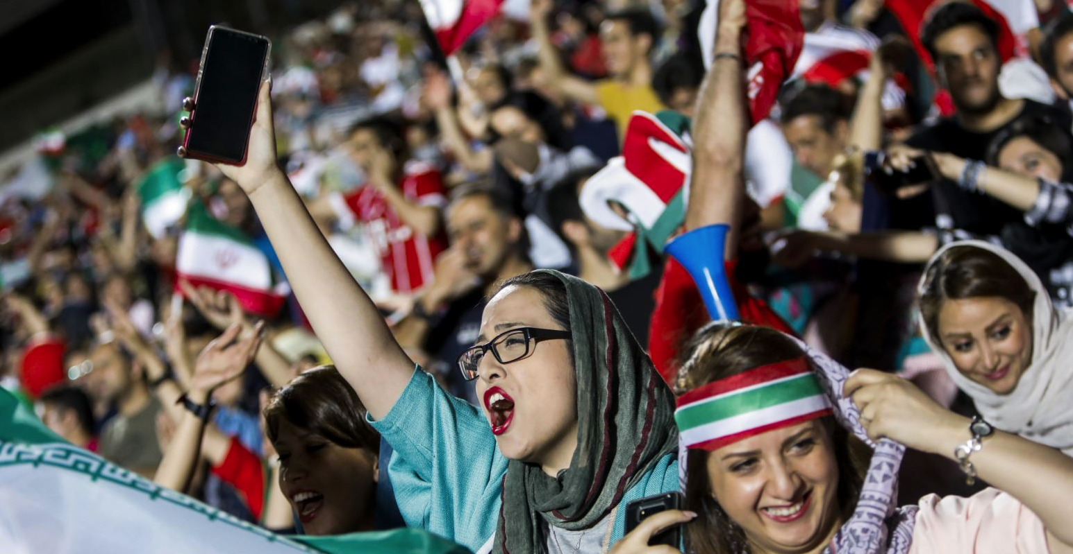 رغم الحظر.. الإيرانيات شاهدن مباراة منتخبهم أمام البرتغال على شاشة كبيرة في إستاد بطهران!