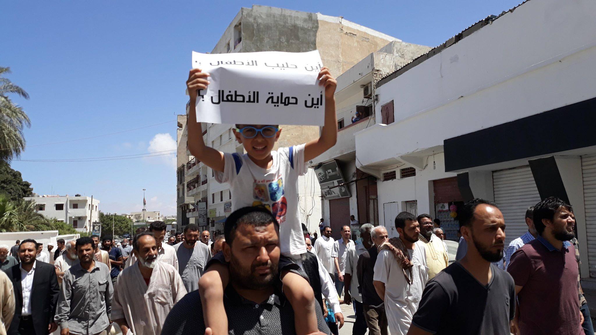  نقص حاد في المياه والطعام والدواء والكهرباء والمياه مقطوعتان بالكامل عن سكان المدينة