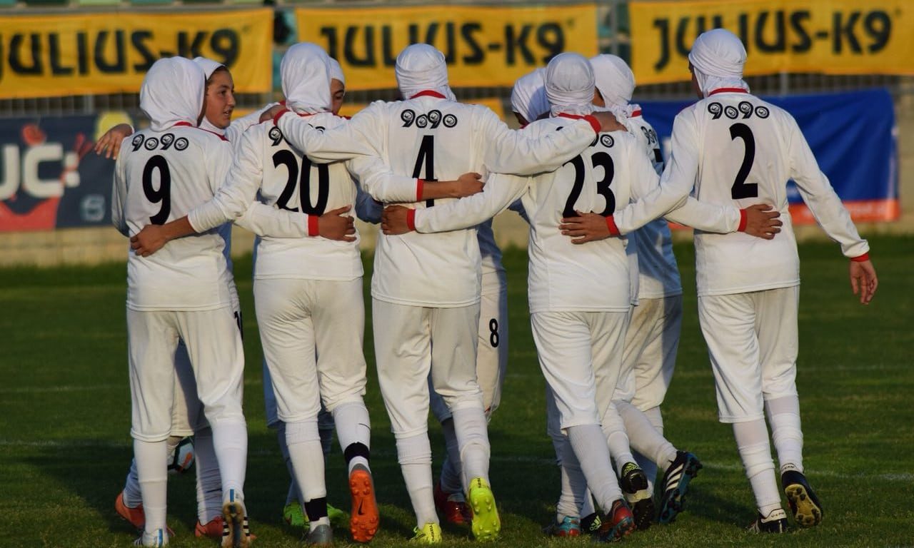 “حقيقة وجودنا هنا أمرٌ هائل”.. كيف تسعى كاتايون خوسرويار للعالمية بقيادة فريق كرة القدم الإيراني للناشئات؟