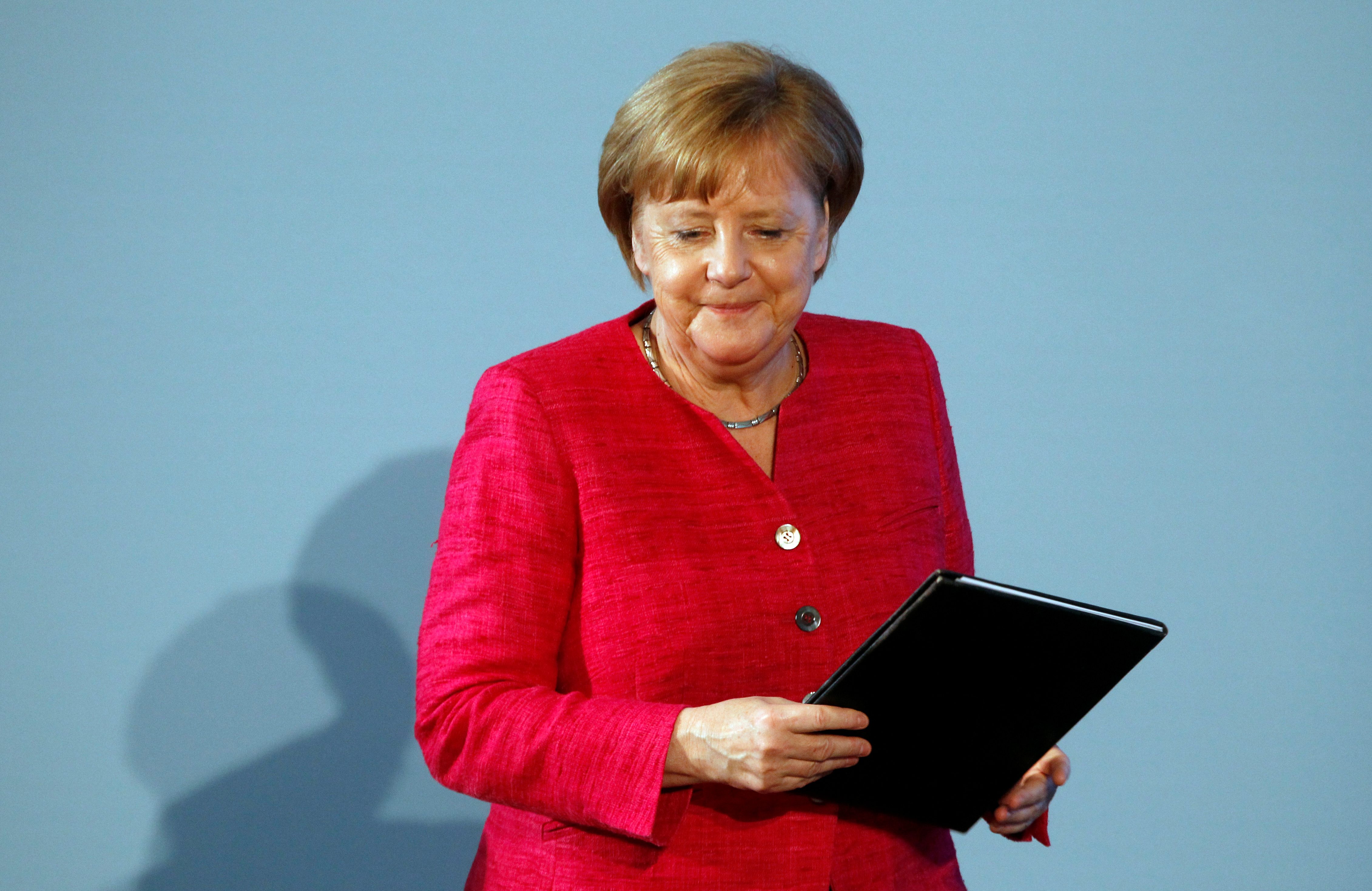 ميركل أمام حلين لأزمة اللاجئين، وزير الداخلية تقدَّم بهما فتحدَّته وأصرَّت على سياسة “الباب المفتوح”.. أسبوعان أمامها لإنقاذ حكومتها