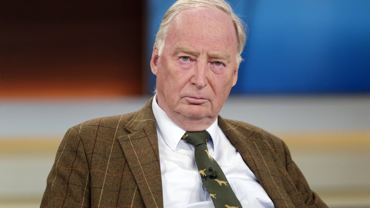 مجهول ينتقم من زعيم ألماني بطريقته الخاصة.. سرق ثيابه أثناء السباحة وترك له رسالة ليعود إلى المنزل بصورة مهينة