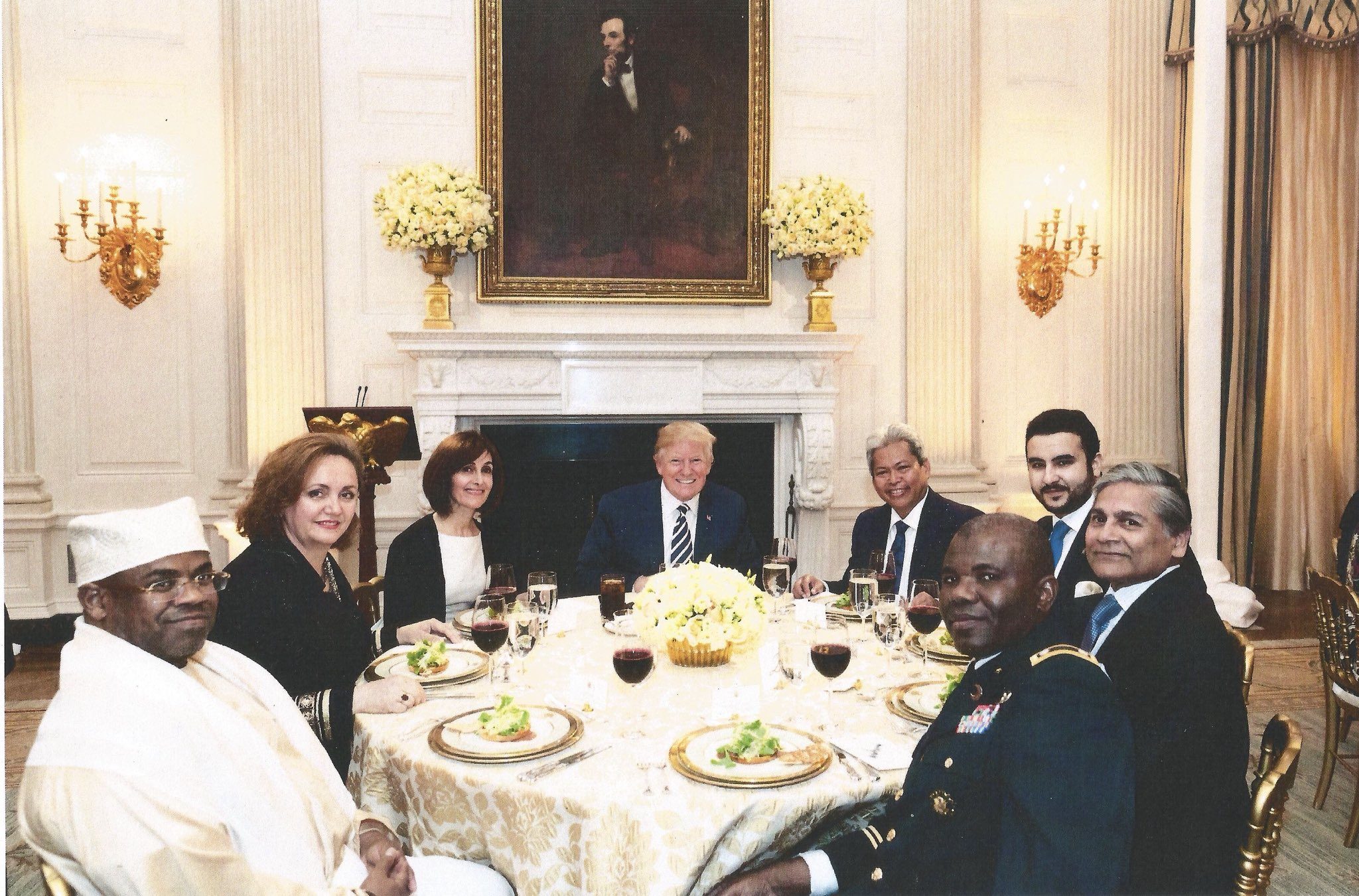 ها قد عقد ترمب إفطاراً للمسلمين بالبيت الأبيض.. فمَن استجاب لدعوته وشاركه الطعام على نفس الطاولة بعد مقاطعة المنظمات المسلمة له؟