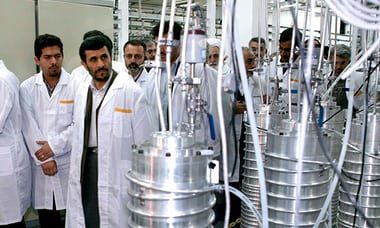 الرئيس الإيراني السابق محمود أحمدي نجاد يزور المرفق النووي في نطنز ، عام 2008.