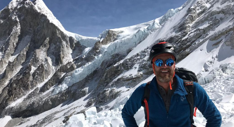 تسلَّق إلى قمة إيفرست مُتوقِّعاً العثور على مكبِّ نفايات.. لكن ما وجده كان مدهشاً!