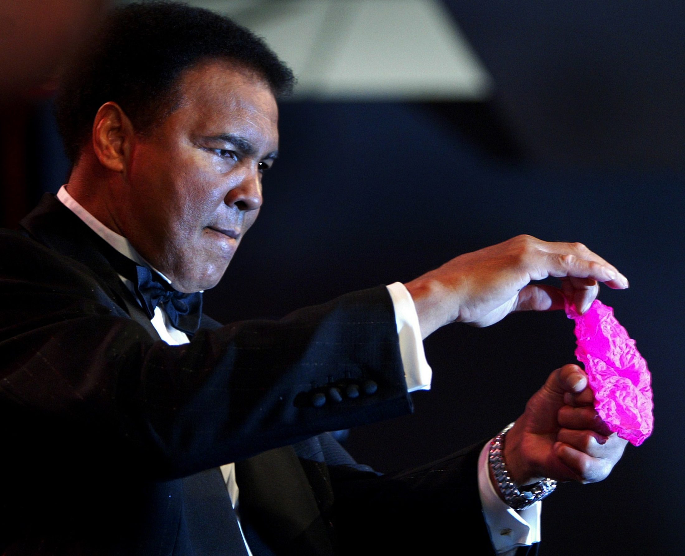 ترمب يبحث “العفو” عن أسطورة الملاكمة الراحل محمد علي.. لكن، ما الذي فعله كلاي؟