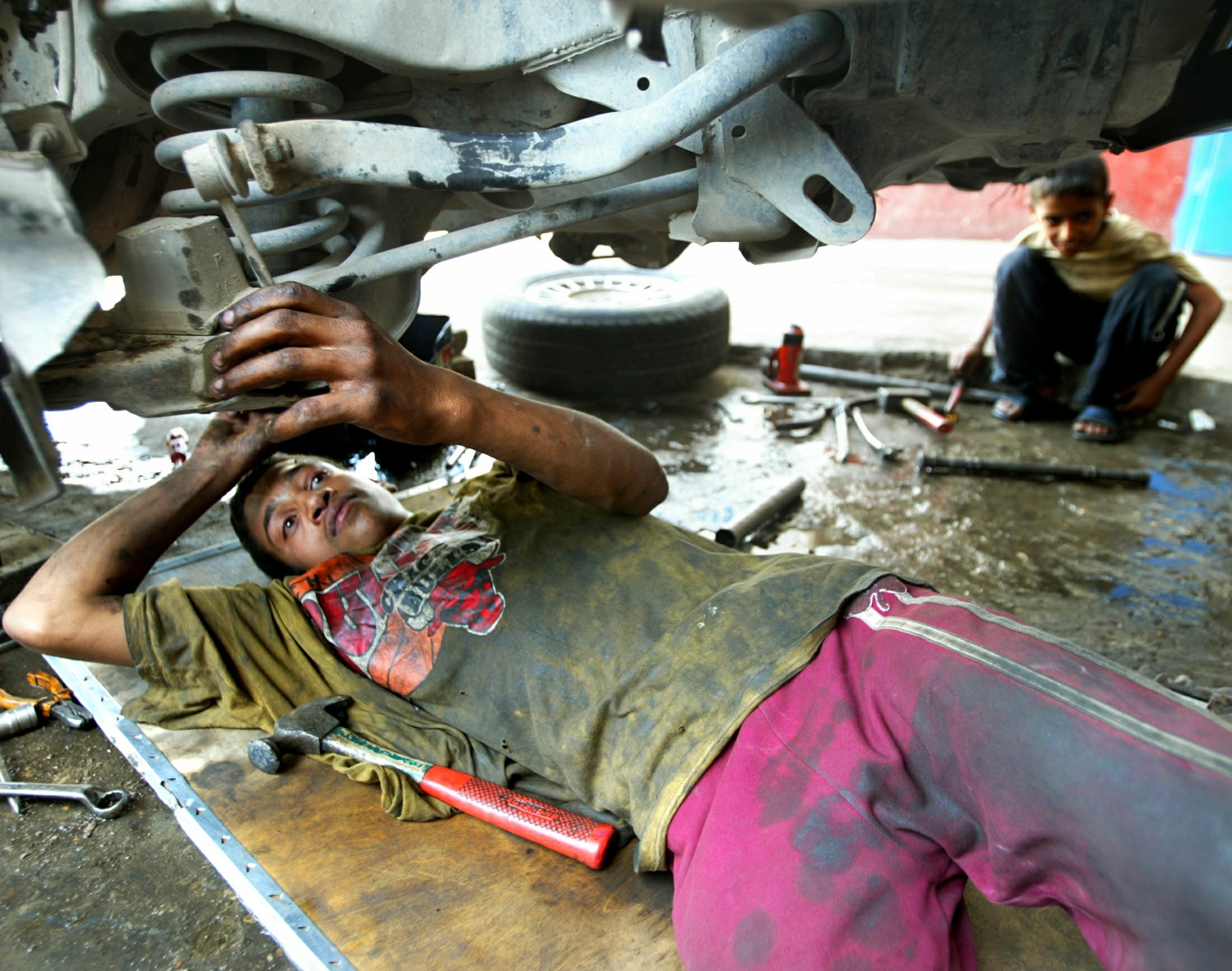 مقهى متنقل وتحويل الخردة واستثمار الممرات الضيقة في البصرة.. هكذا يواجه شباب المدينة الغنية بالنفط البطالة