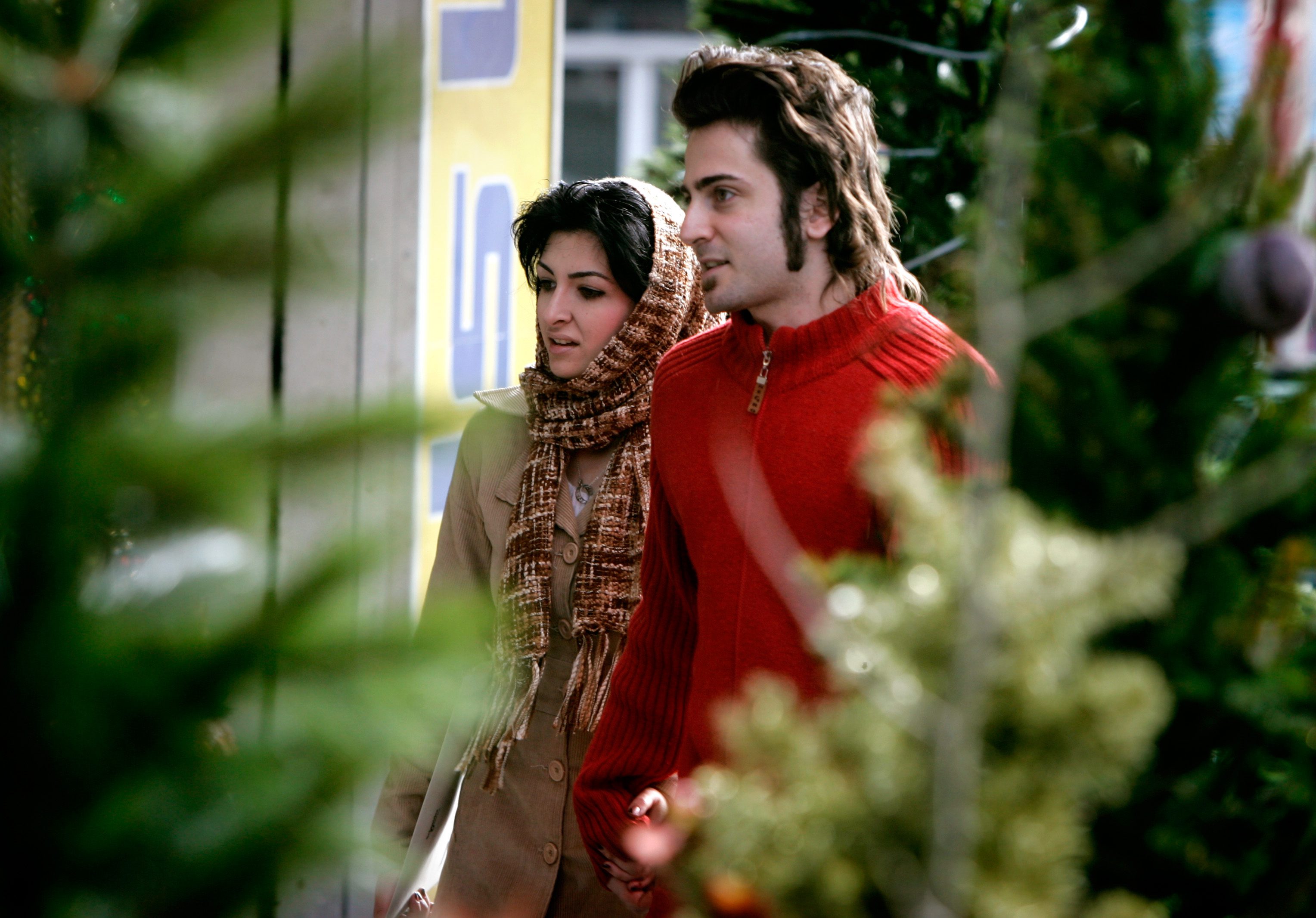 إيرانيون: ترمب ذهب وتحاور مع كيم الذي يمتلك النووي ويعدم مواطنيه دون محاكمات، فلماذا لا يتحدث إذن معنا؟