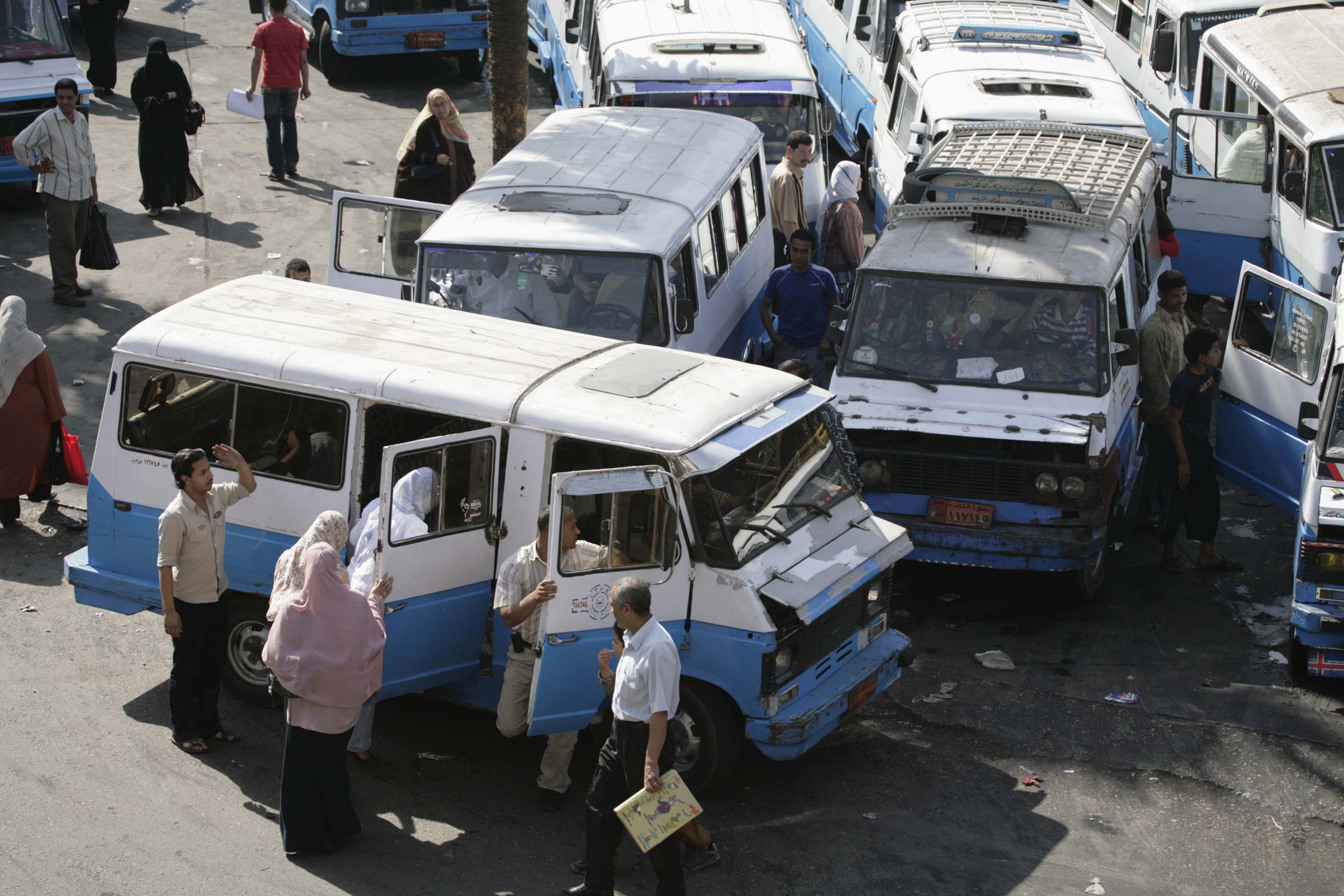 قرروا بيع سياراتهم واستعمال النقل العمومي.. المصريون في مهمة صعبة للتكيف مع رفع أسعار الوقود