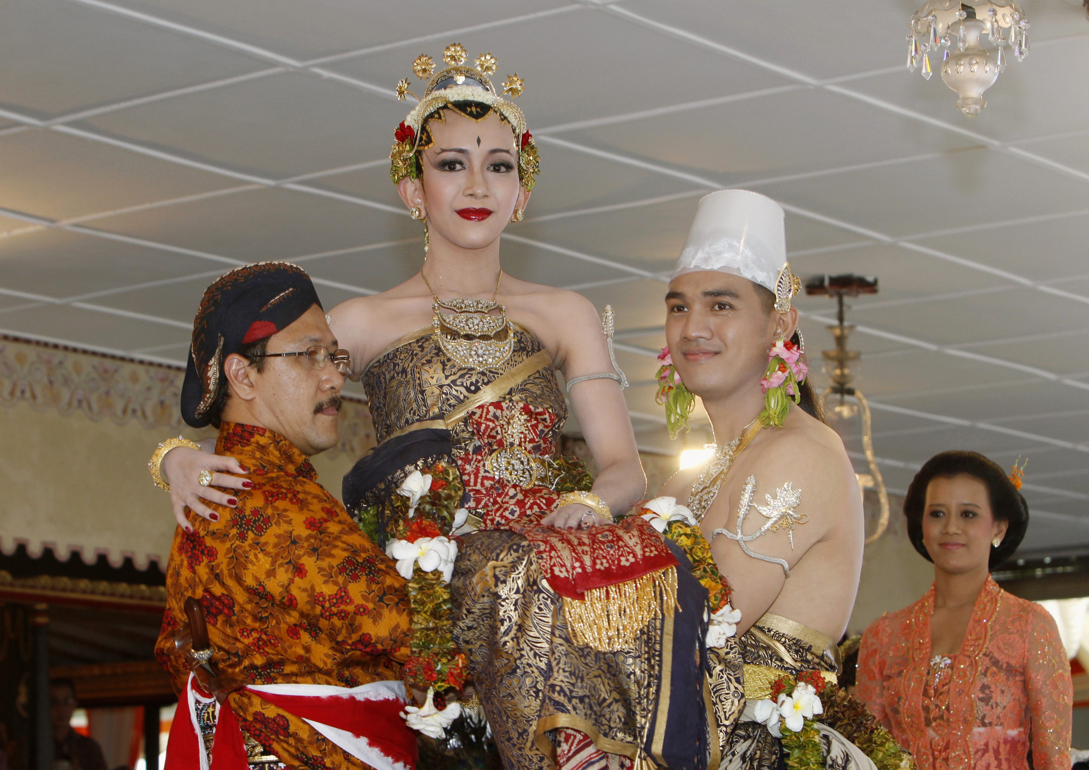 النساء في طريقهن لحكم جاوا رغم معارضة شرسة