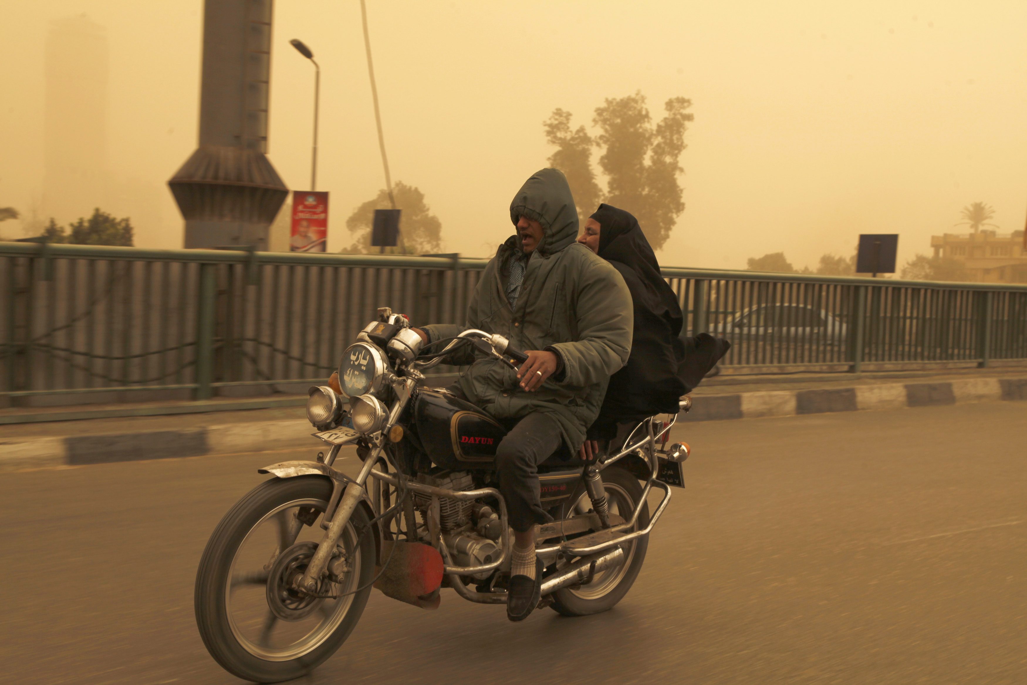 قرروا بيع سياراتهم واستعمال النقل العمومي.. المصريون في مهمة صعبة للتكيف مع رفع أسعار الوقود