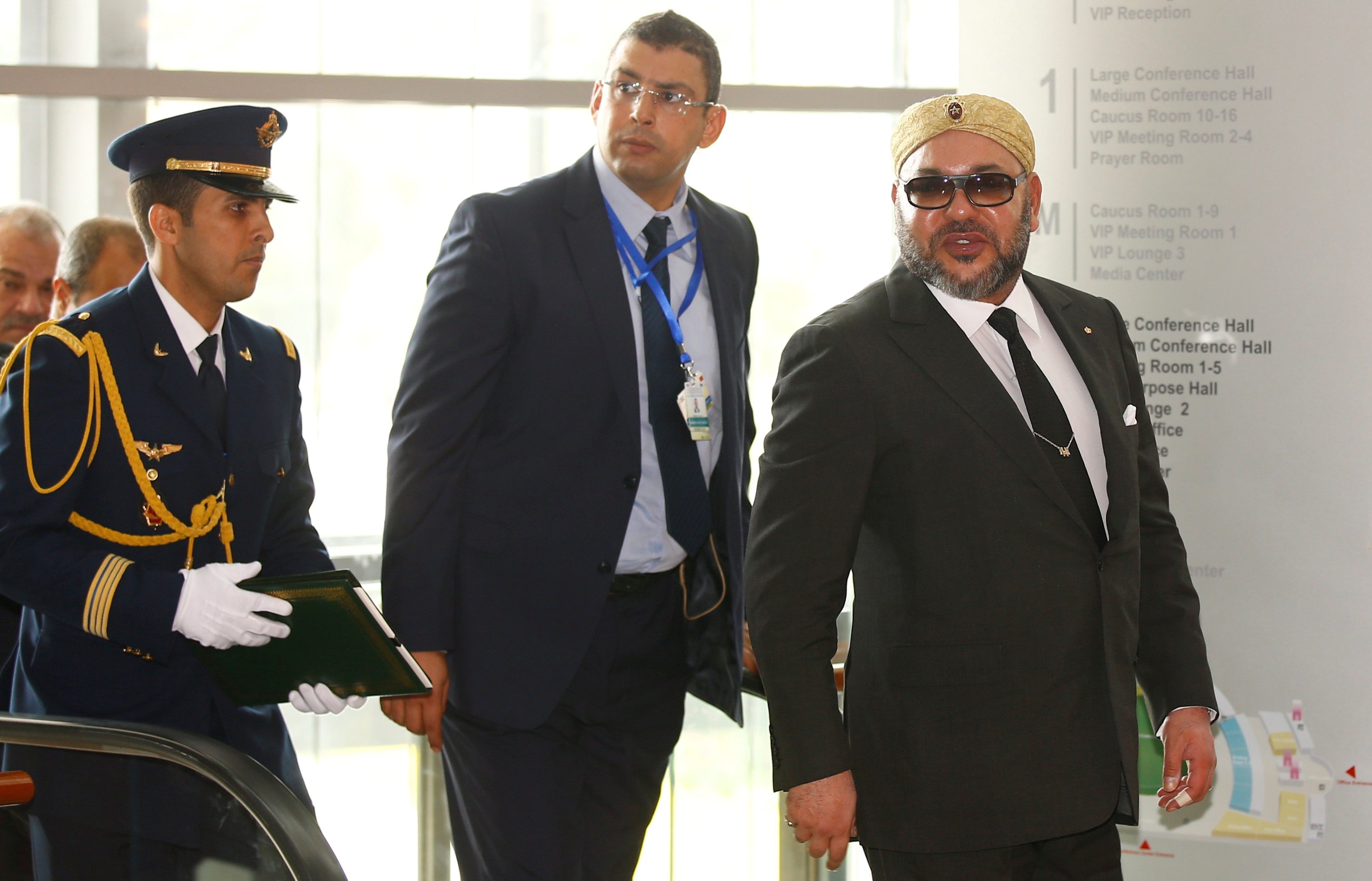 في سابقة من نوعها بالمغرب.. شاهد مواطنين يطالبون وزيراً بالرحيل أمام الملك