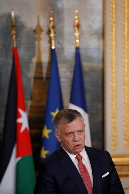 ملك الأردن غاضباً: كفى، لقد كان الوزراء نائمين.. و”الكسلان والجبان” سيطرد دون تردد (فيديو)