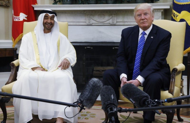 الرئيس الأميركي دونالد ترامب، وولي عهد أبوظبي محمد بن زايد/ رويترز