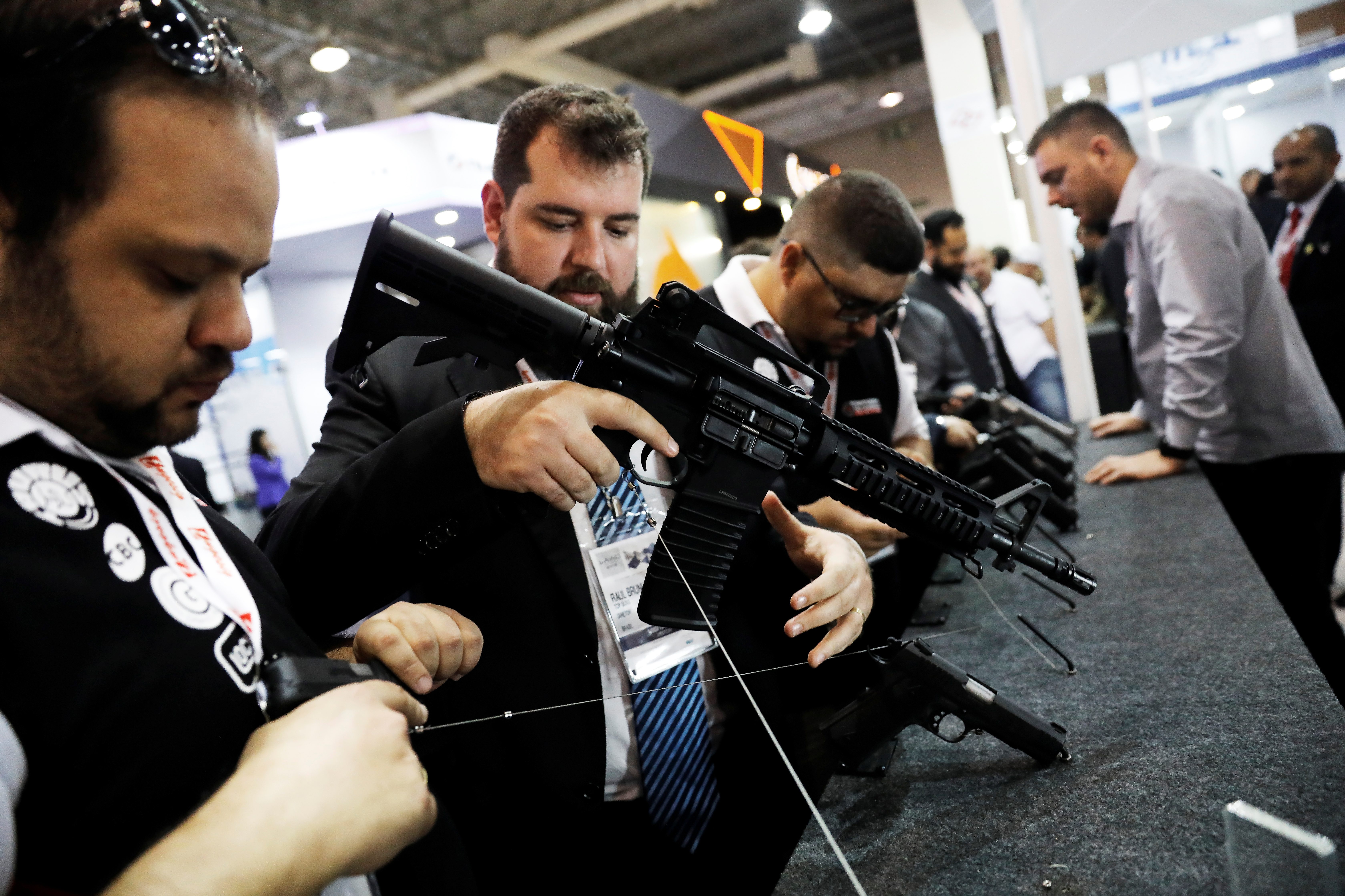 في عالمنا المجنون، أكثر من 857 مليون سلاح ناري بأيدي المدنيين.. 393 مليوناً منها بحوزة الأميركيين