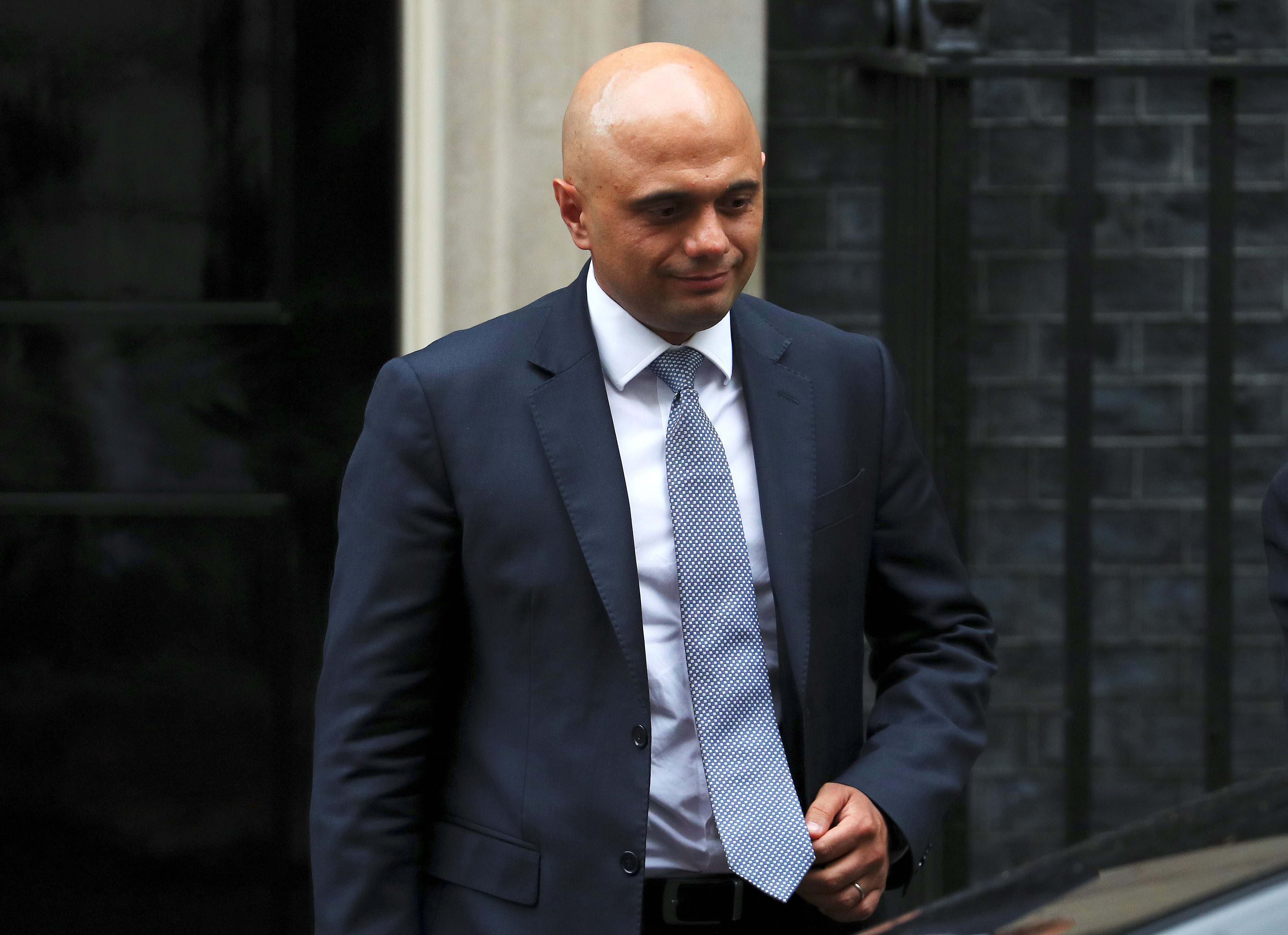 وزير الداخلية البريطاني: لصوص على دراجة نارية سرقوا هاتفي المحمول