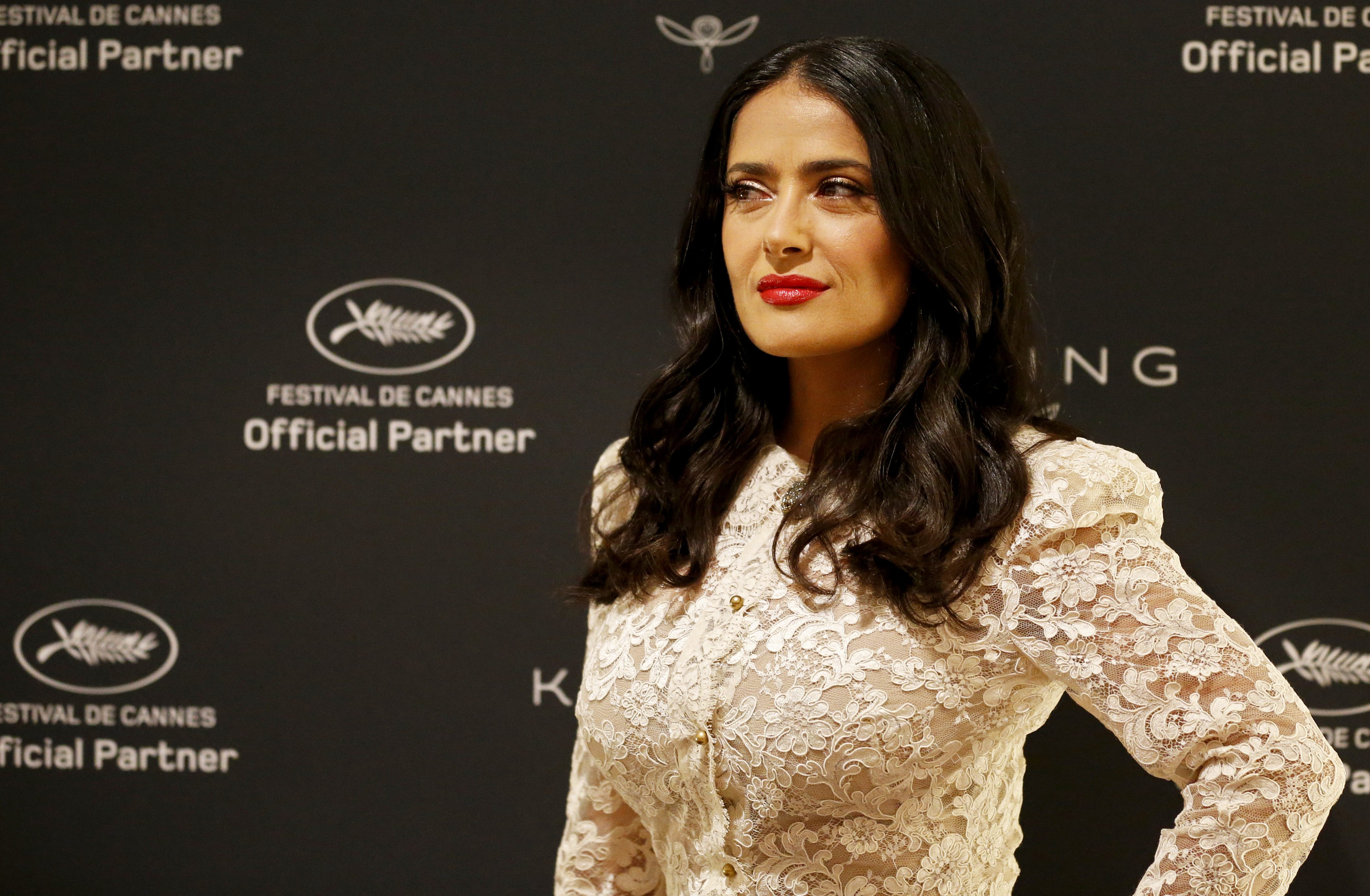 سلمى حايك تتحدث عن لبنان التي “تجري في عروقها”.. بكت بتأثُّر بذكر جبران خليل جبران، وحزن والدها لعدم معرفته العربية