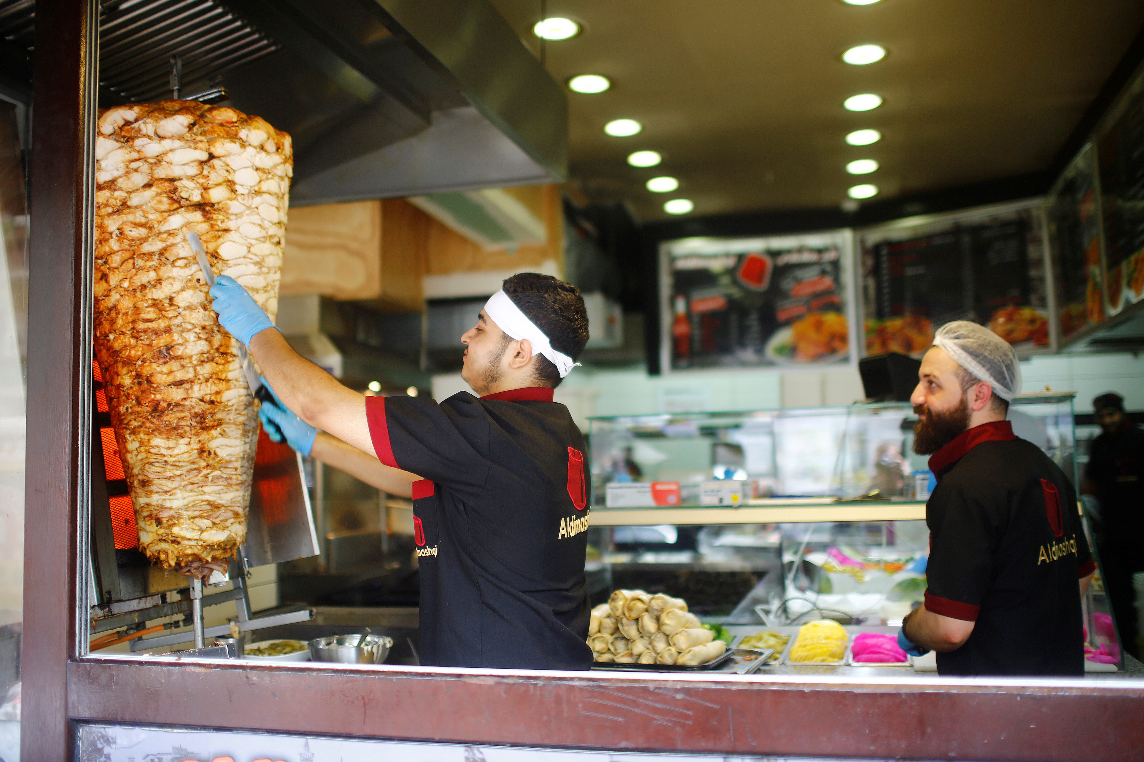 “شارع العرب” في برلين أسَّسه اللبنانيون وسيطر عليه اللاجئون.. كيف أصبح “بيروت الصغيرة” ساحة صِدام بين المهاجرين القدماء والجدد؟