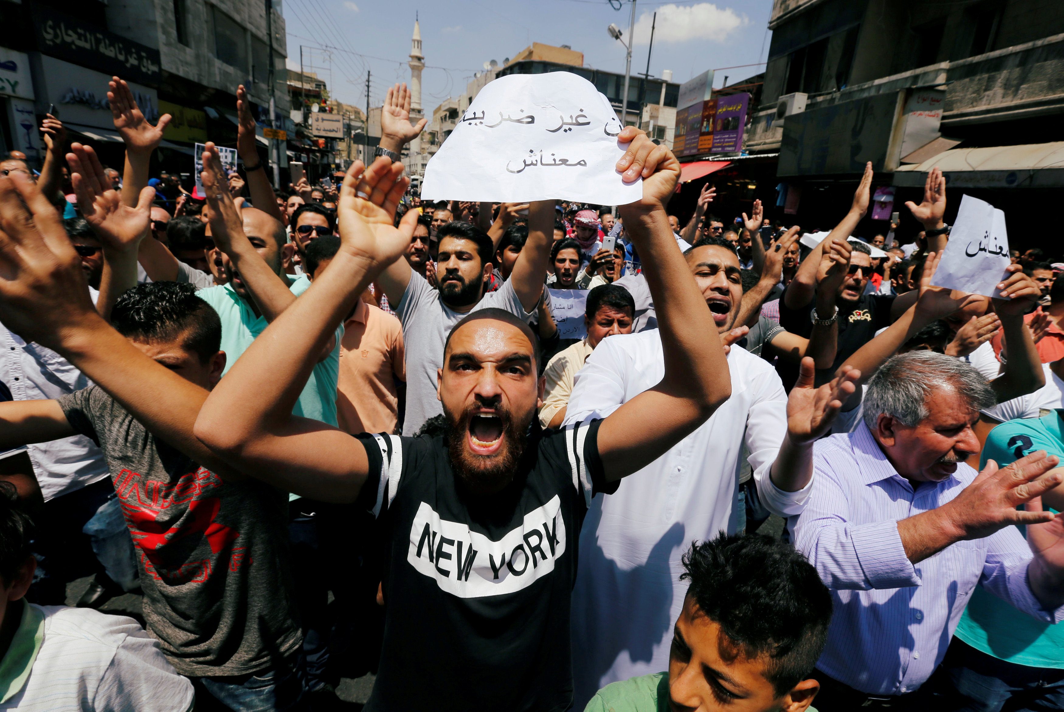 متظاهرون غاضبون على مشروع قانون الضريبة