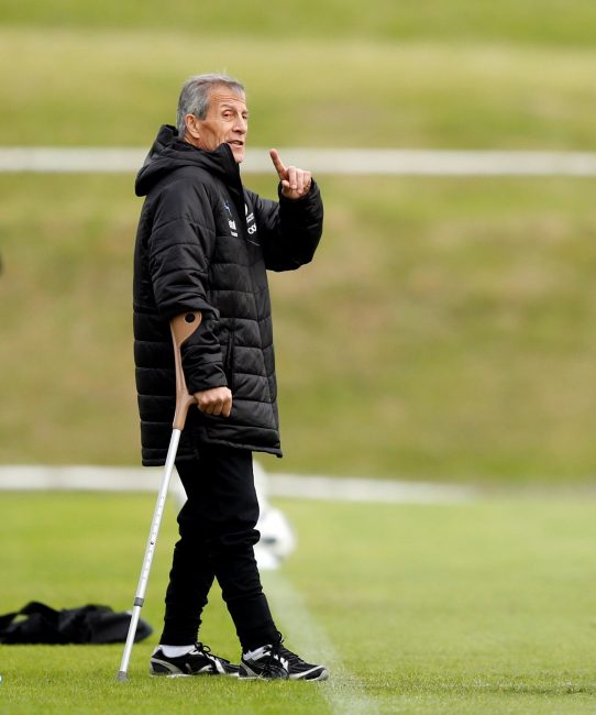 هل لاحظت استخدام مدرّب أوروغواي لعكاّز؟ يعاني من مرضٍ مزمنٍ قد يسبب له الشلل