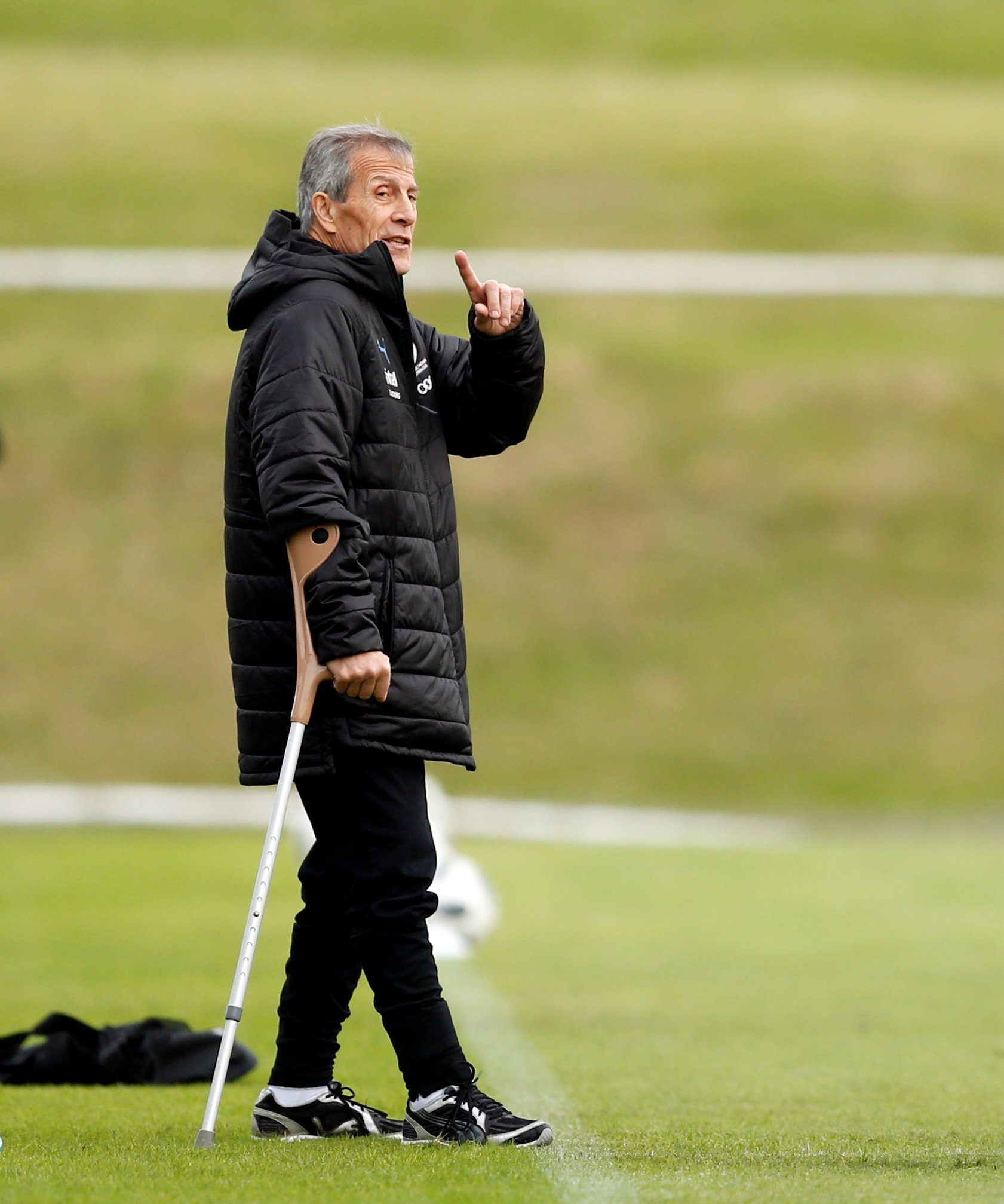 هل لاحظت استخدام مدرّب أوروغواي لعكاّز؟ يعاني من مرضٍ مزمنٍ قد يسبب له الشلل