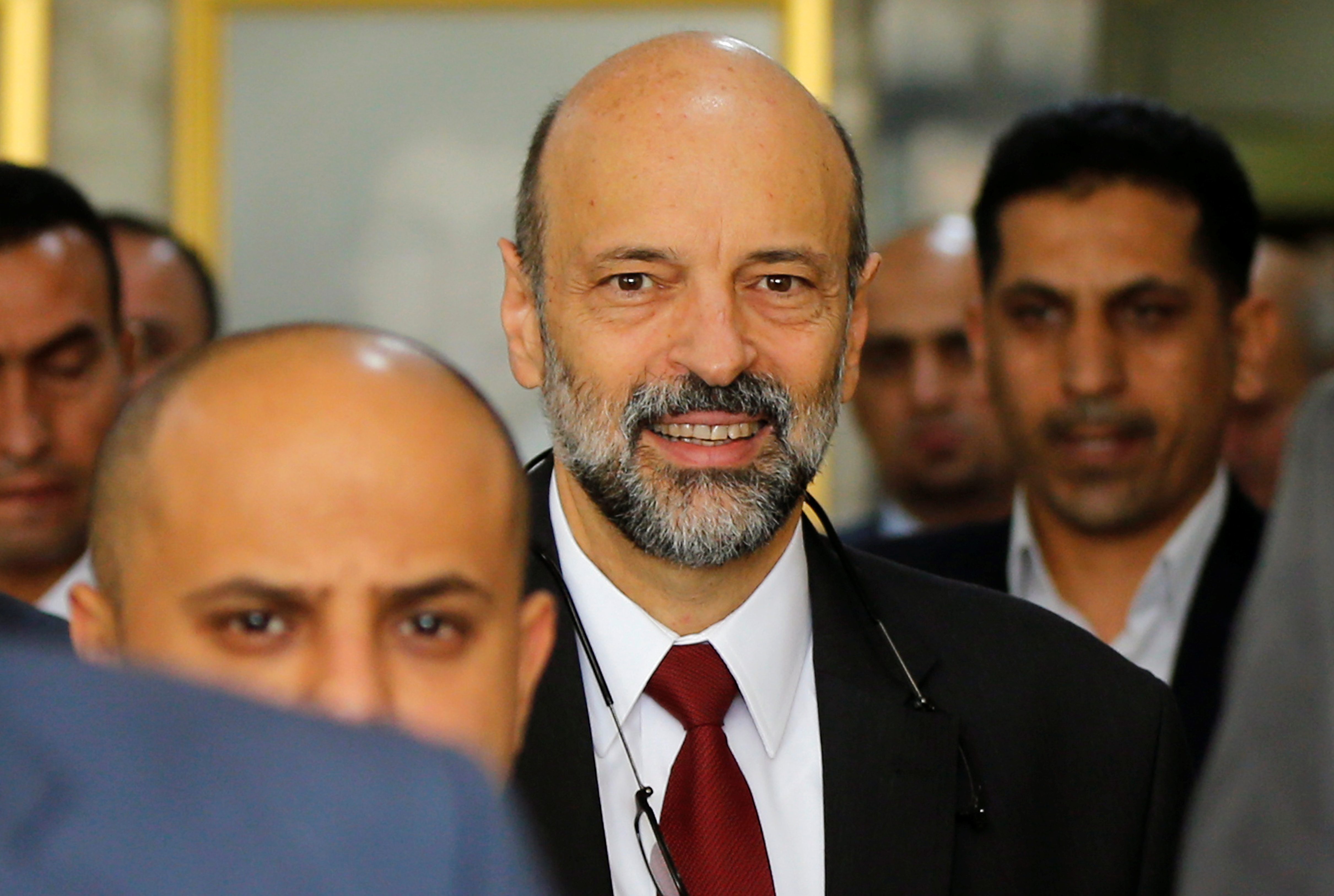 رئيس الوزراء الأردني الجديد يتعهَّد بسحب مشروع قانون ضريبة الدخل