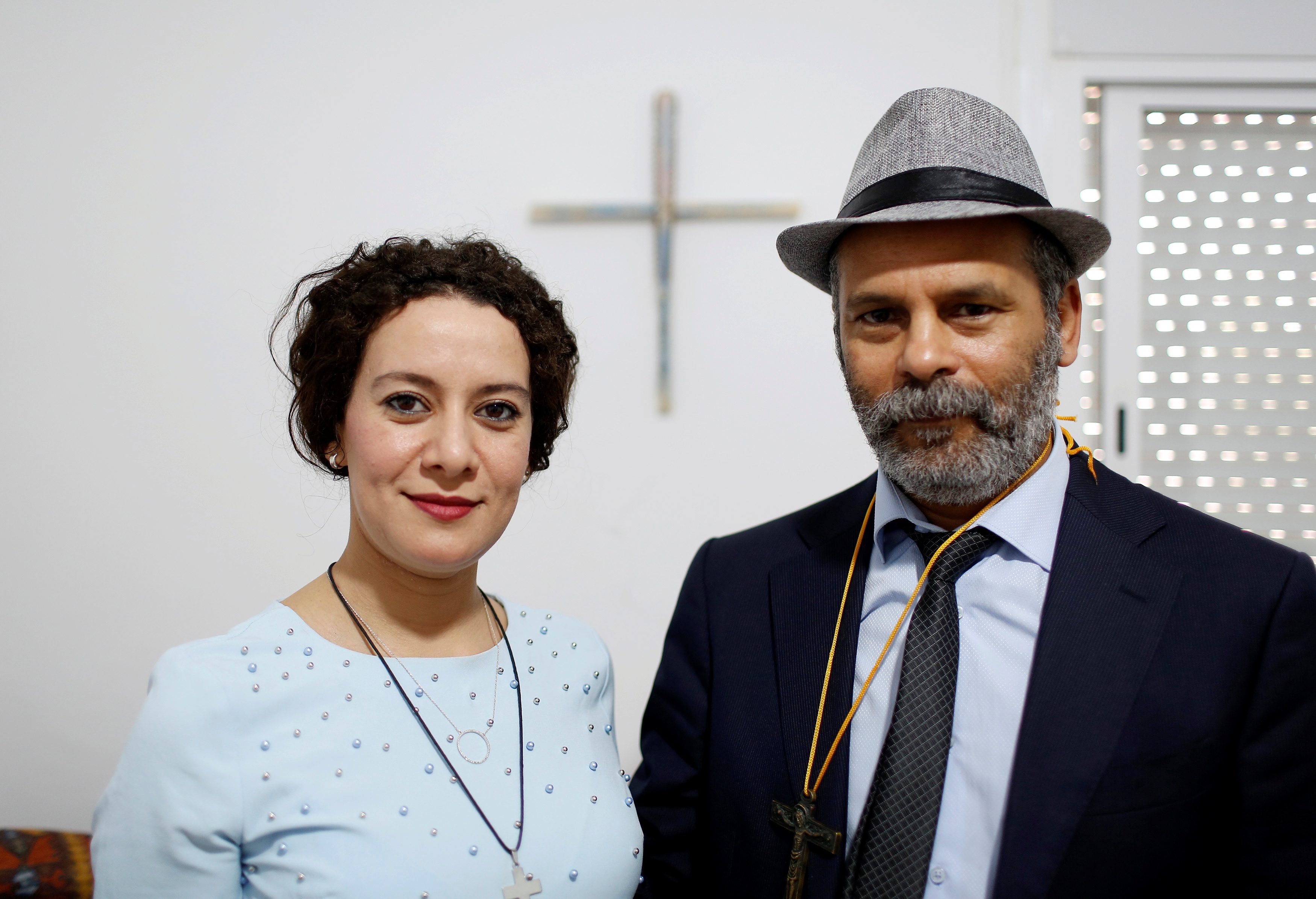 مغاربة تركوا الإسلام واعتنقوا المسيحية ويريدون من الدولة أن تعترف بهم.. الحل ليس بيد الحكومة لكن المعضلة بالدستور