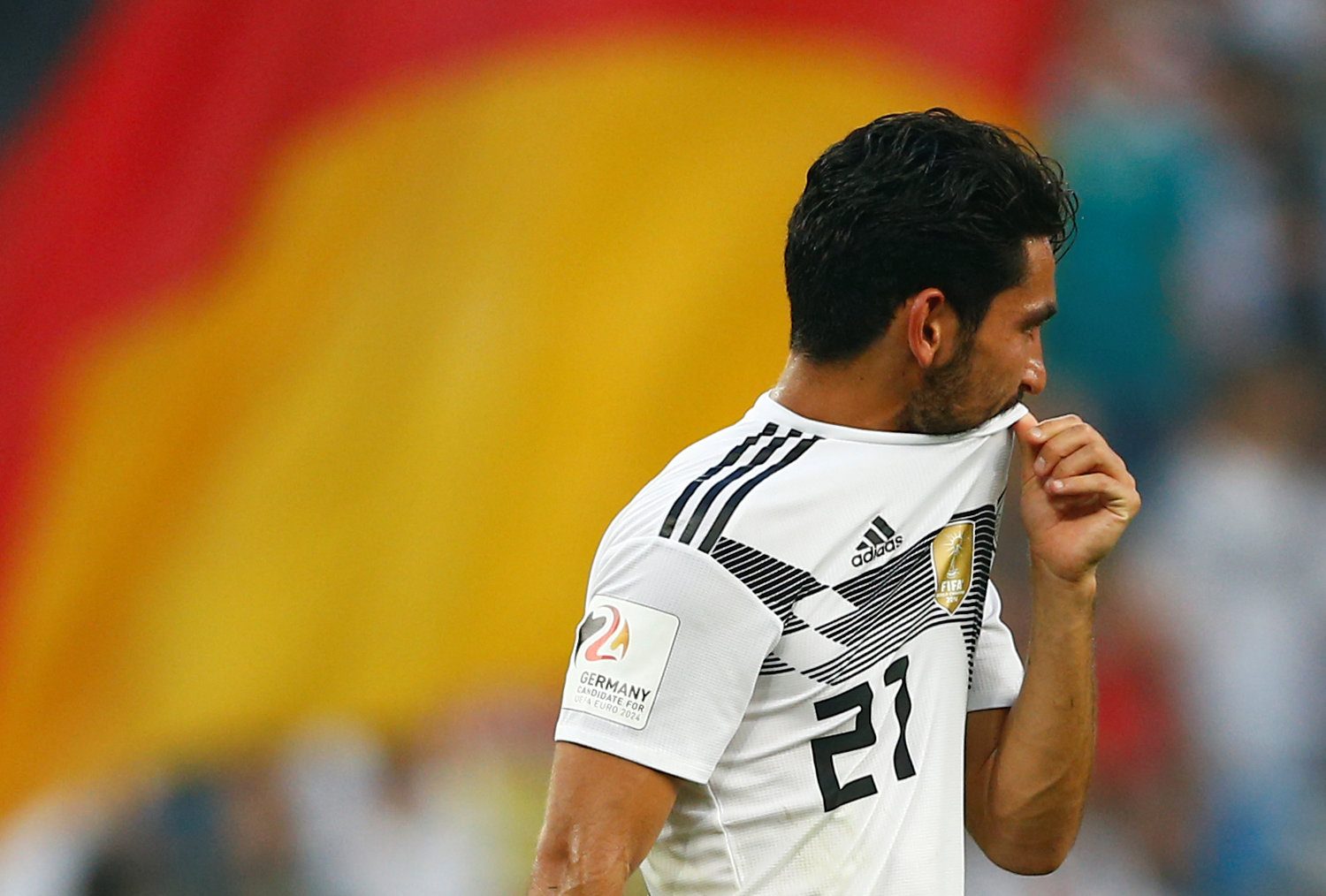 المنتخب الألماني يعكس المخاوف المتزايدة من المهاجرين في البلاد.. أوزيل وبواتينغ وغوندوغان مثالاً