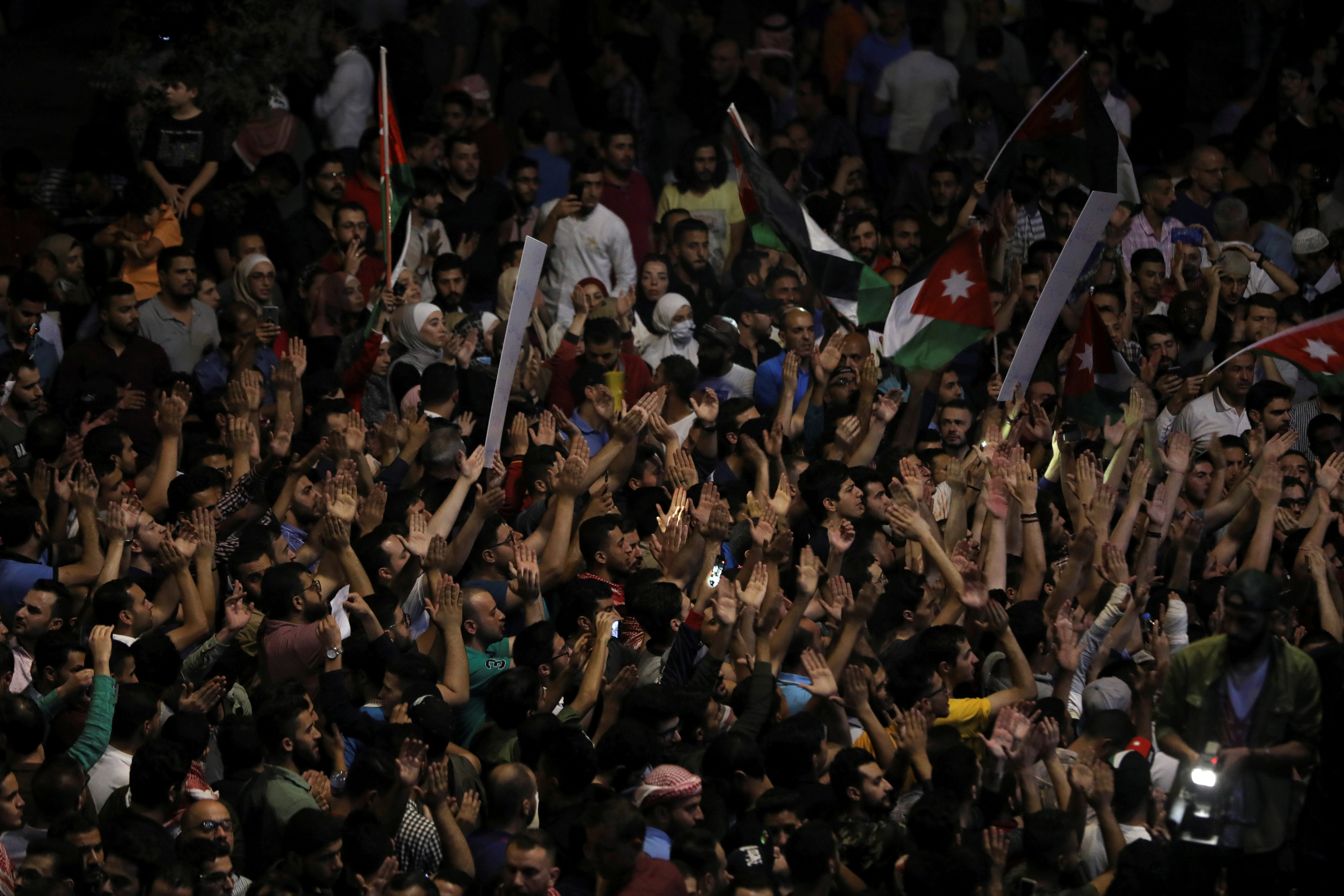 الأردنيون تظاهروا حتى الإطاحة برئيس الوزراء السابق وسحب مشروع قانون الضريبة، لكن التعديلات الطفيفة على القانون أضاعت جهودهم