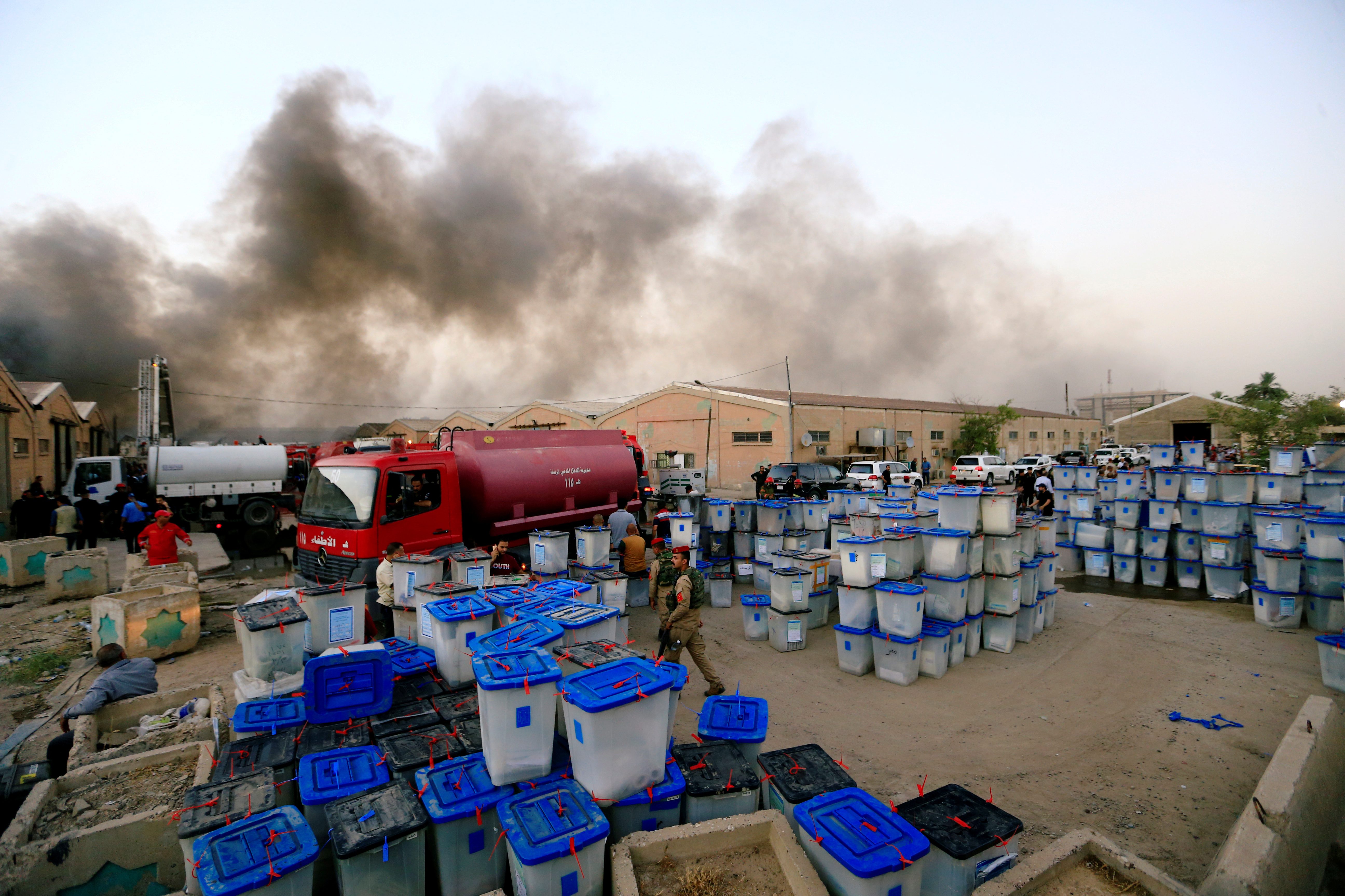 صناديق الانتخابات حرقت، وعملية الفرز اليدوي أصبحت مستحيلة.. فهل تحولت العملية الديمقراطية في العراق إلى كارثة؟