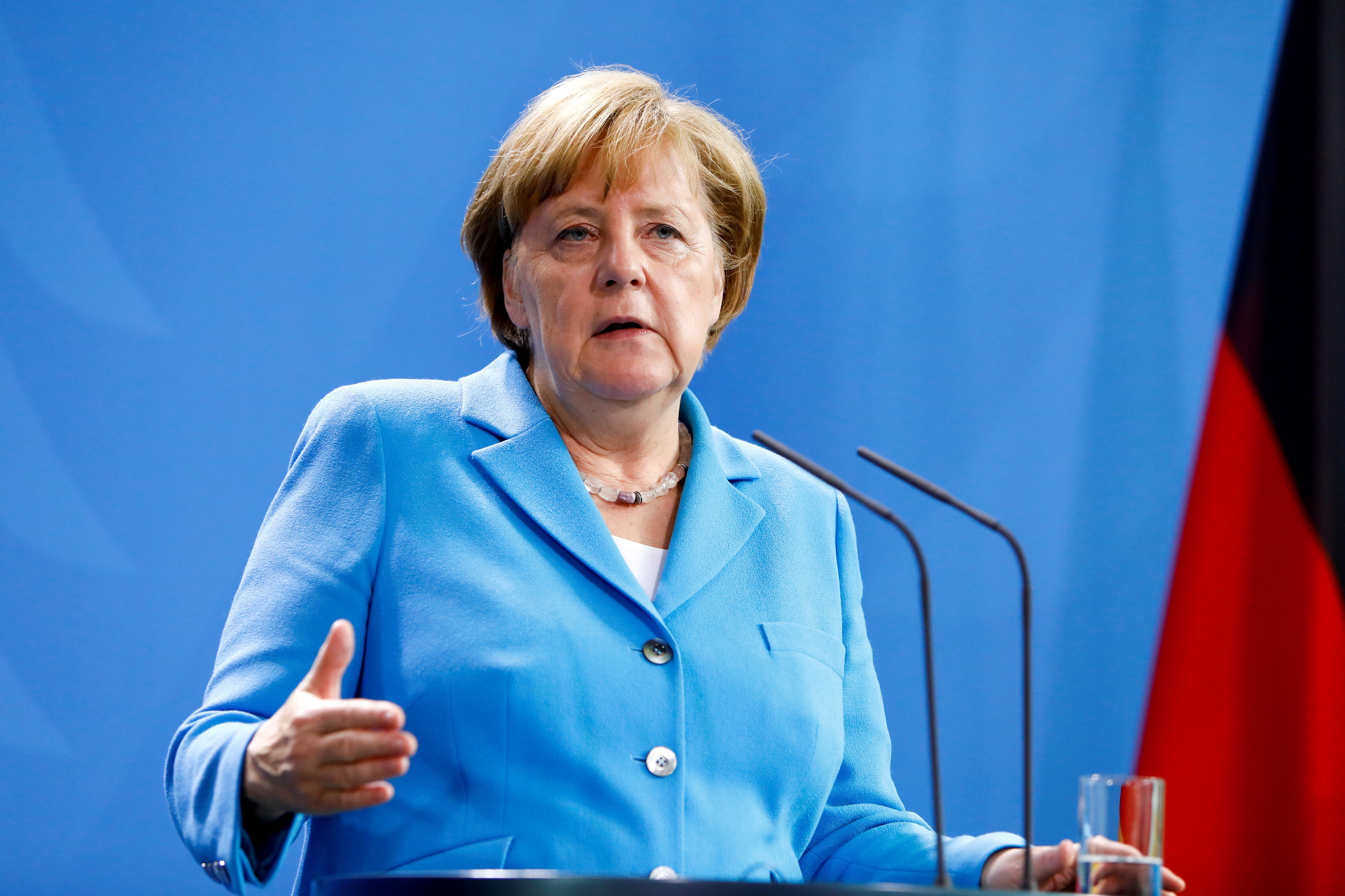 ميركل تصارع لاحتوء أزمة قد تنسف حكومتها.. صدام مفتوح مع شركائها بسبب اللاجئين