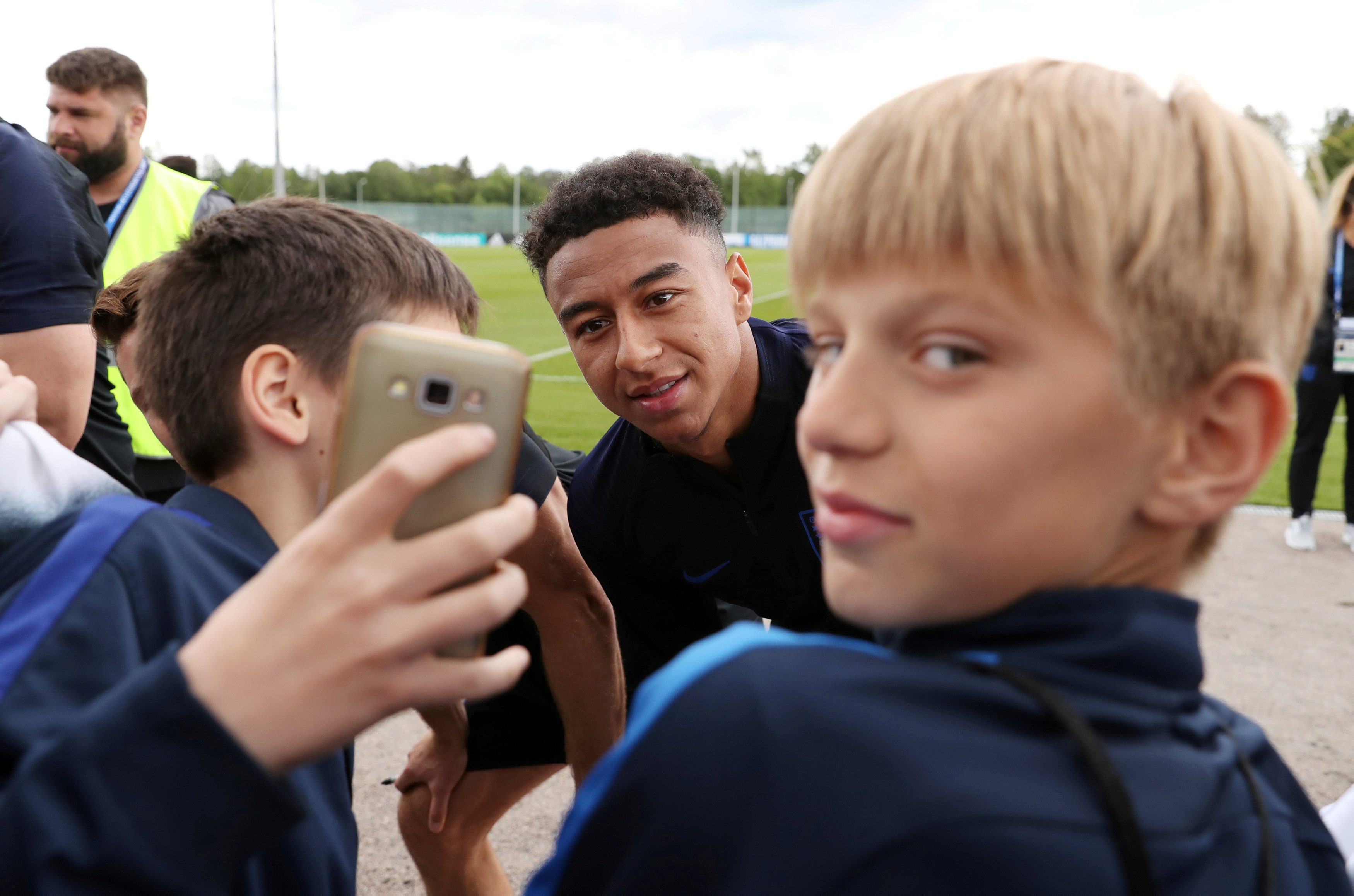 المخابرات البريطانية تعدّل هواتف لاعبي المنتخب الإنكليزي خوفاً من الـ “هاكرز” الروس