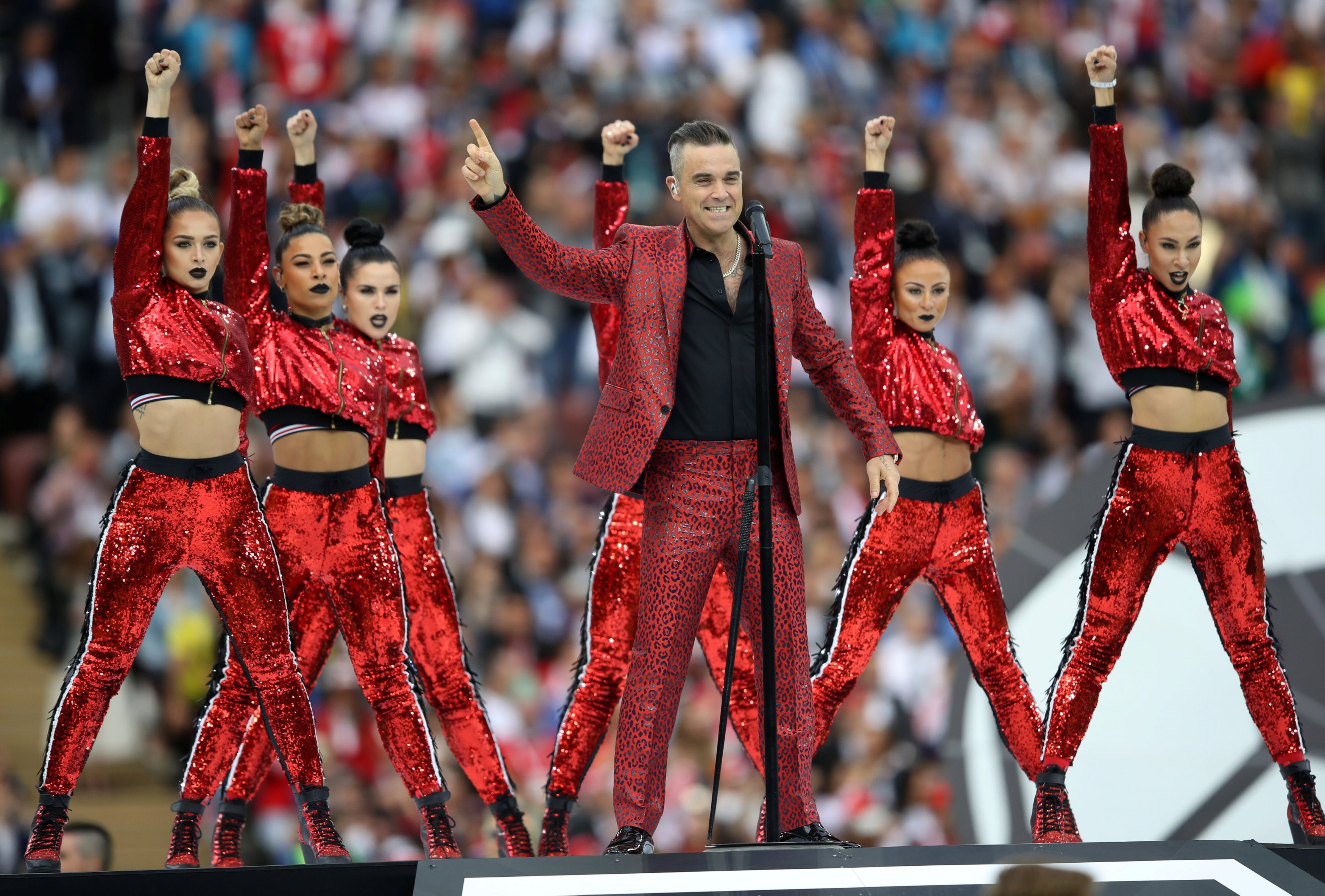 بعد إشارته البذيئة في افتتاح كأس العالم – روبي وليامز يوضّح: “كنتُ تحت ضغطٍ كبير.. هل حقاً قمتُ بذلك”؟ (فيديو)