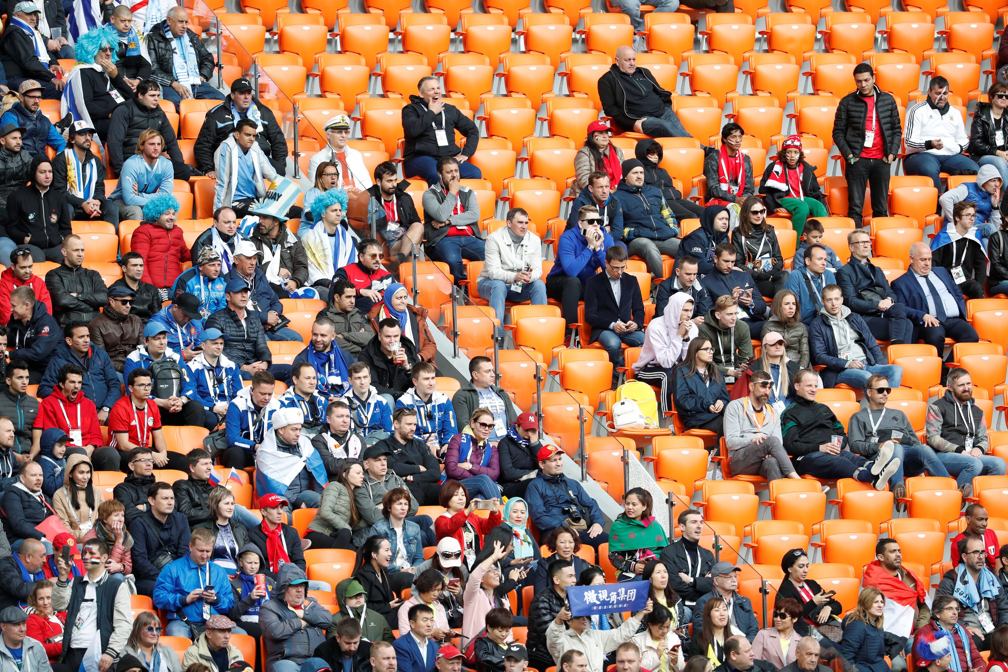 6 آلاف مقعد ظل فارغاً في مباراة مصر وأوروغواي.. السبب: مصريون وقفوا في طوابير البيرة بدلاً من طابور الدخول للملعب، وطبعاً بـ”الخطأ”