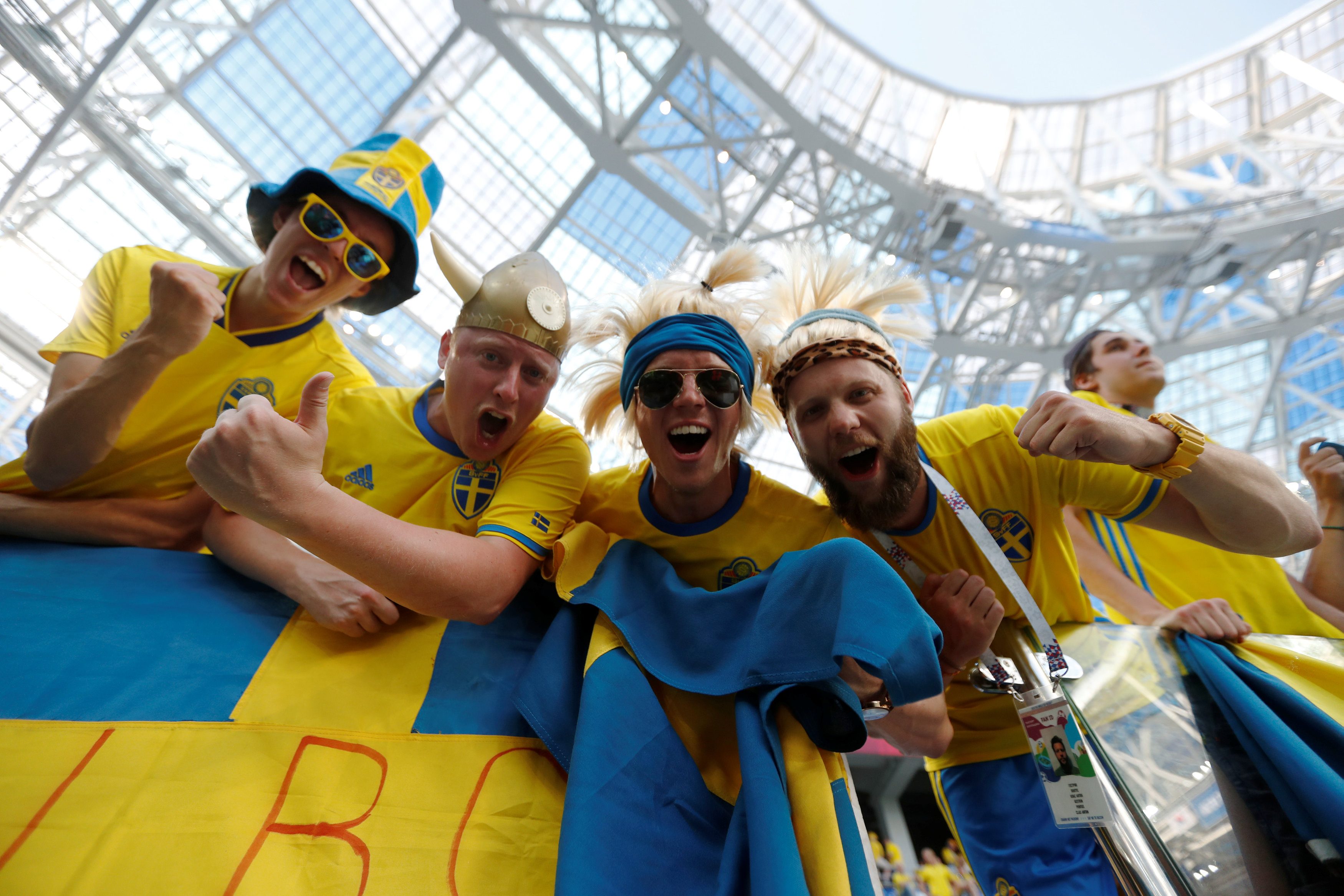 مشجعو السويد في روسيا احتفلوا بالفوز على كوريا الجنوبية بشرب كل البيرة الموجودة بالأسواق
