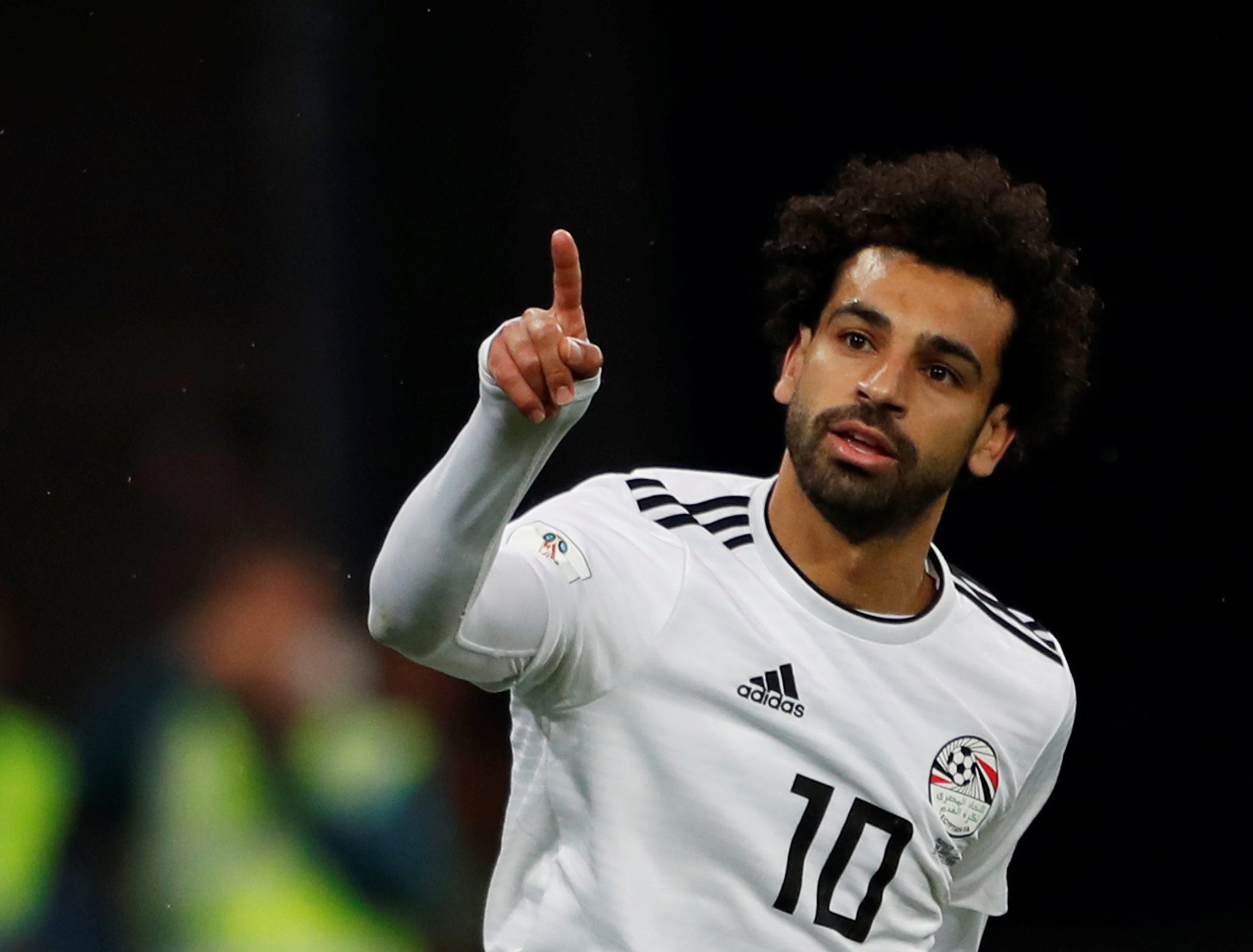 كيف علّق المصريون على زوال اللعنة؟ محمد صلاح يُنهي أسطورة هدف عبد الغني، ومجدي يردّ: “صلاح كان خائفاً، وربّنا وفّقه”! (فيديو)