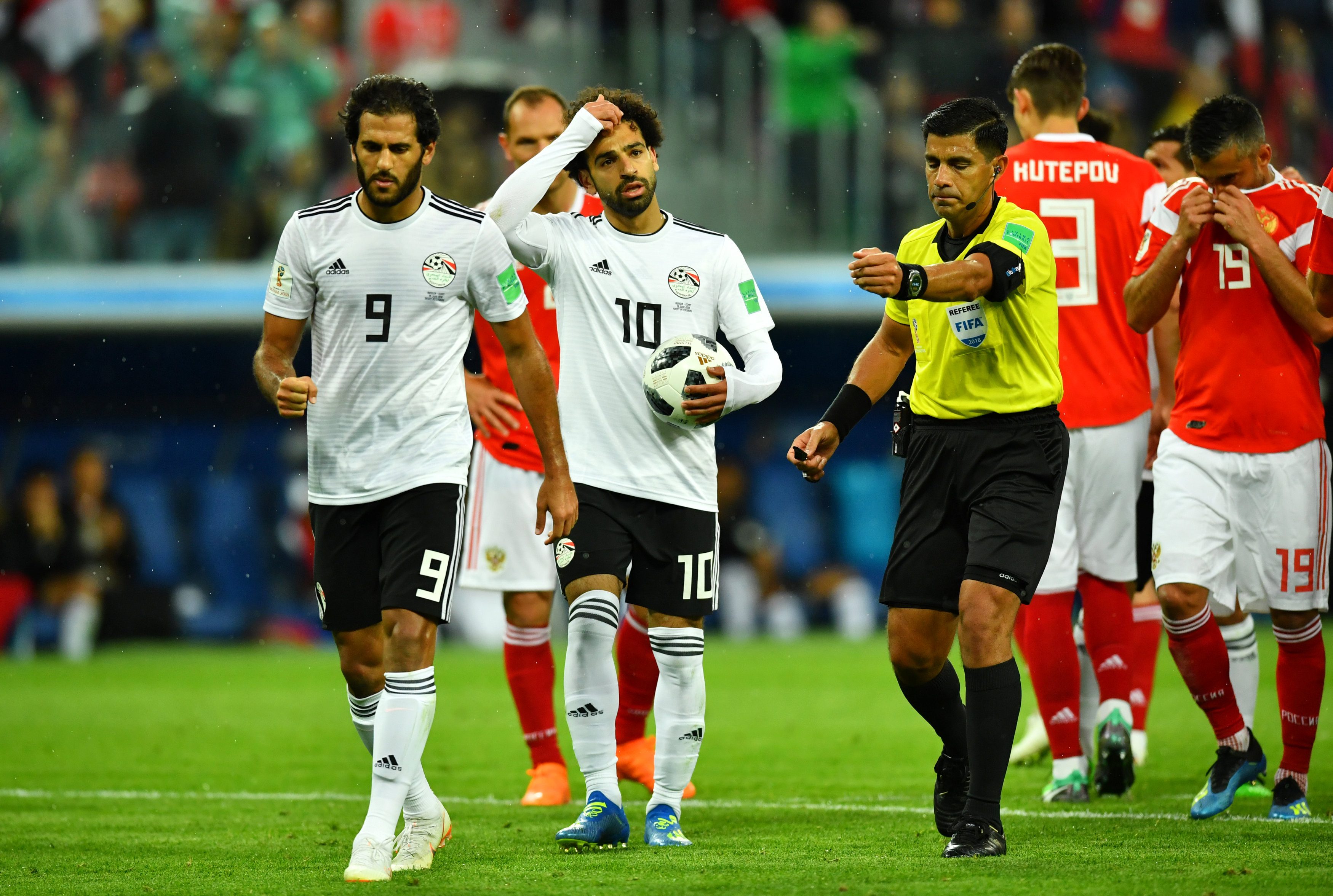 مصر تنهار أمام روسيا.. وصلاح يكسر “عقدة” مجدي عبد الغني