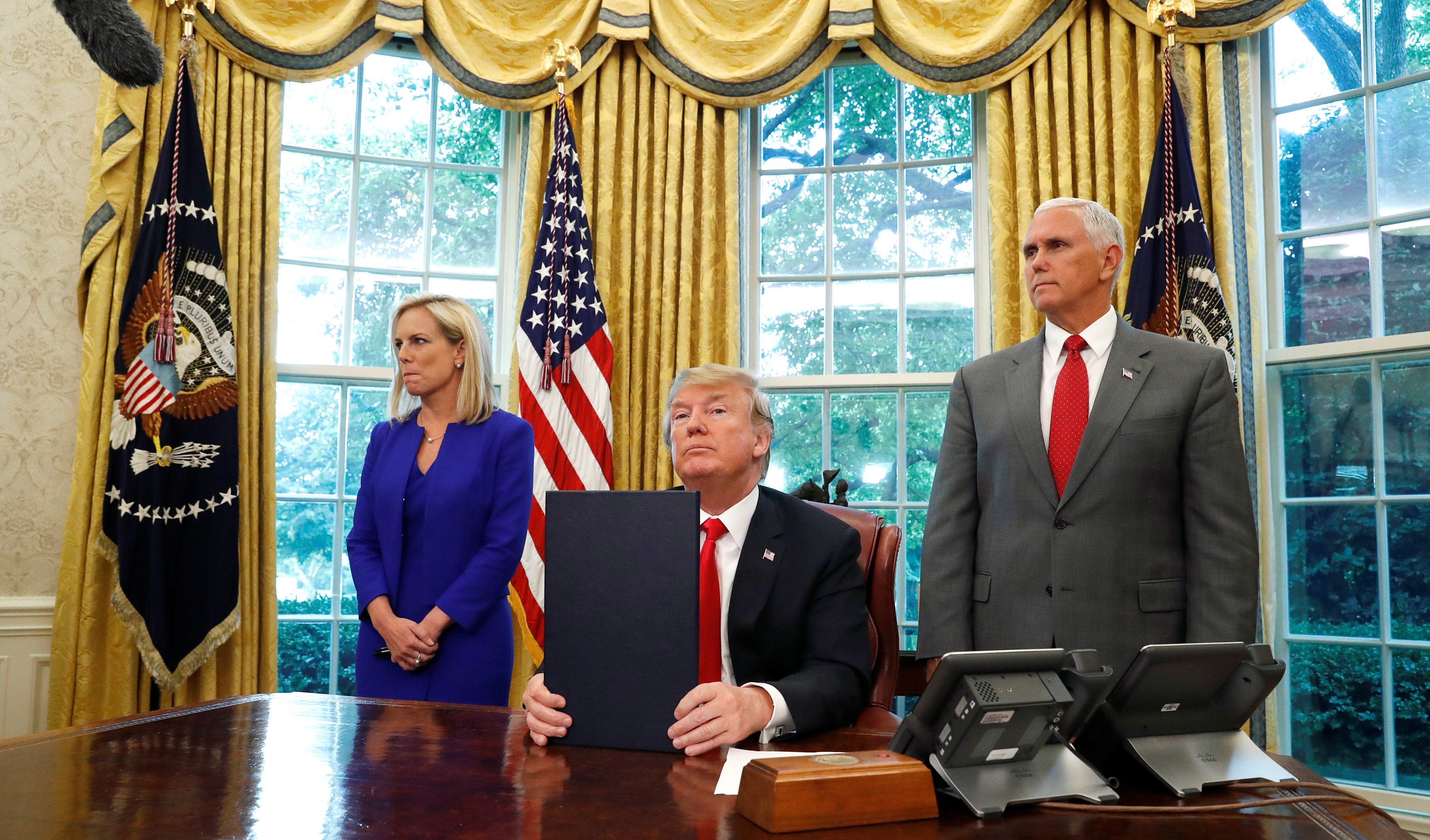 صحيح أن ترمب أوقف فصل المهاجرين عن آبائهم، لكن أياماً سوداء تنتظرهم.. مجلة Time: مخيمات لاعتقال عشرات آلاف آخرين