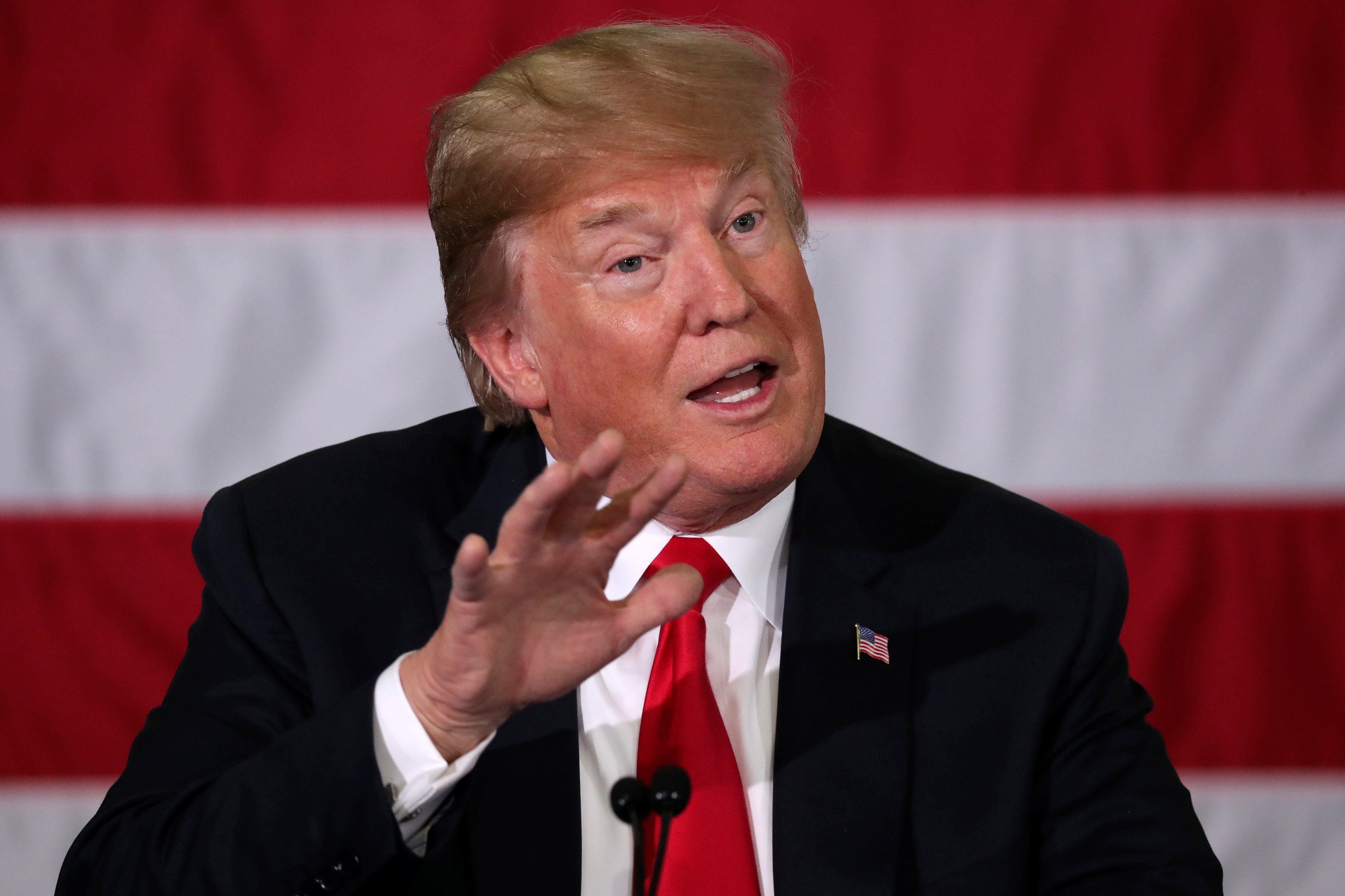 مشاهد الأطفال الباكين داخل الأقفاص أغضبت العالم.. ترمب يتراجع عن فصل أبناء المهاجرين عن أهلهم، فما علاقة إيفانكا وميلانيا بالقرار؟