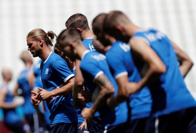 الحر الشديد يُقلق آيسلندا في مواجهة نيجيريا.. و”النسور” يجددون الثقة بإيغالو