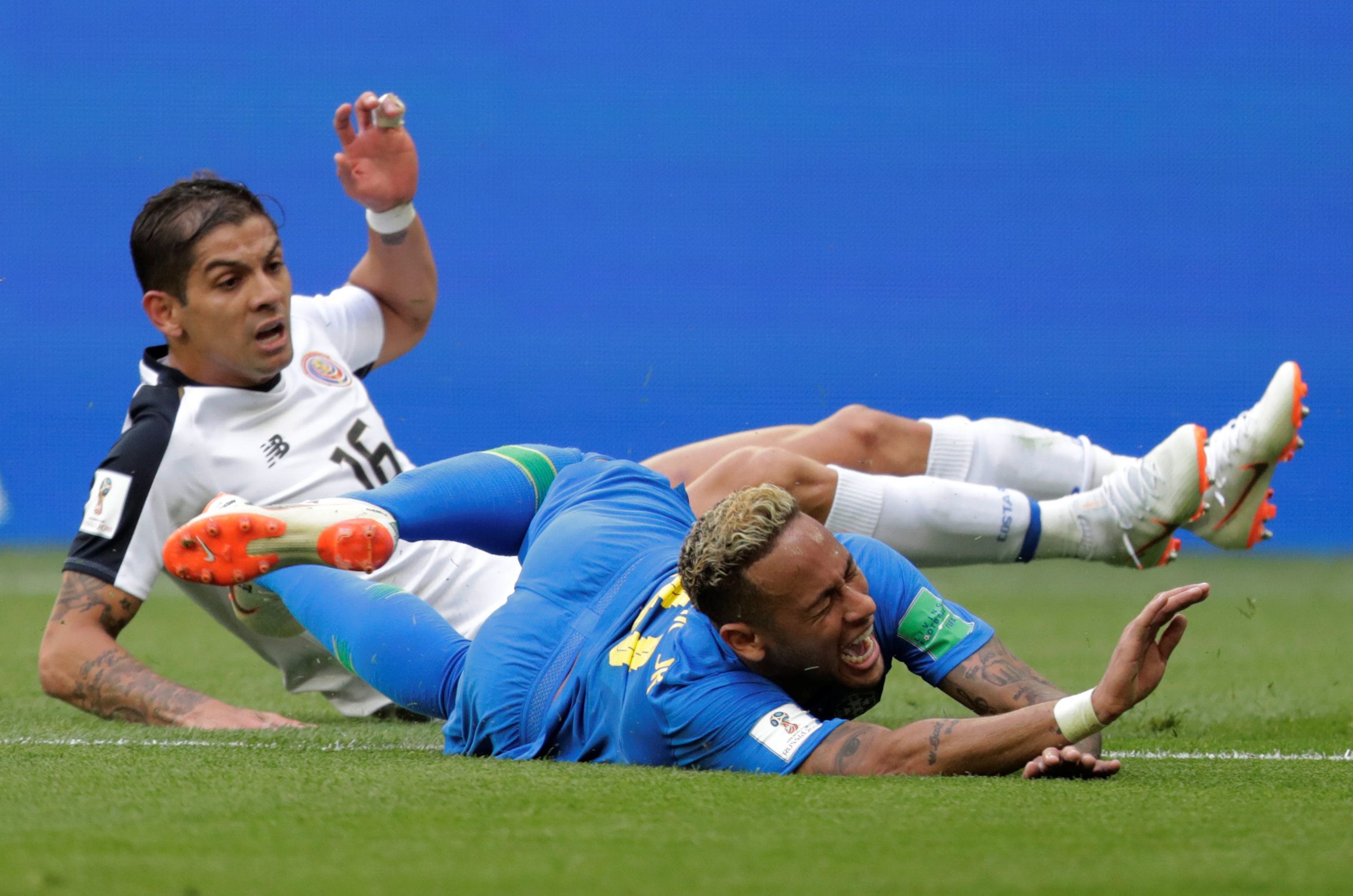 روبرتو كارلوس: الكل يتحدث عن نيمار.. لكن كوتينيو هو من يستحق الثناء!